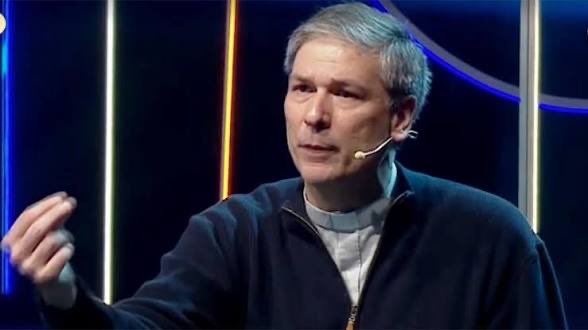 betovaldez's tweet photo. La peor desigualdad que está produciendo la Argentina no aparece en el INDEC

El último Monitor de Barrios Populares del CIAS, dirigido por el jesuita y politólogo Rodrigo Zarazaga, deja una conclusión que va más allá cualquier debate sobre inflación, empleo o ingresos.

La Argentina no sólo está profundizando la desigualdad económica. Se está empezando a consolidar una mucho más difícil de revertir: la de las expectativas.

El estudio muestra que una parte creciente de los jóvenes de los barrios populares ya no cree que el estudio, el trabajo o el esfuerzo alcancen para progresar. 

La histórica promesa de movilidad social, que durante décadas funcionó como motor de integración, comienza a perder credibilidad.

El informe también describe escuelas cada vez más desbordadas. Además de enseñar, deben enfrentar problemas de alimentación, violencia, salud mental, consumos problemáticos y contención familiar. 

La escuela sigue siendo uno de los pilares del barrio, pero ya no puede compensar por sí sola las carencias del entorno.

Otro dato preocupante es el peso que vuelve a tener el lugar donde se nace. El barrio condiciona cada vez más las oportunidades laborales, las redes de contacto, el acceso a servicios y hasta la posibilidad de imaginar un proyecto de vida distinto. 

La segregación territorial deja de ser sólo una cuestión urbana para convertirse en un factor que reproduce la pobreza.

El Monitor también advierte que las familias llegan cada vez más exigidas, con adolescentes que ingresan tempranamente al mercado laboral para complementar ingresos y con madres que cargan casi en exclusividad con las tareas de cuidado, limitando sus posibilidades de inserción laboral.

socialmente, otros reducen sus aspiraciones a sobrevivir, y un grupo creciente directamente deja de planificar el futuro.

Es una advertencia que excede a cualquier gobierno. Porque cuando una sociedad deja de ofrecer horizontes de progreso y millones de jóvenes dejan de creer que vale la pena esforzarse, el problema deja de ser únicamente económico. Empieza a transformarse en una crisis social, cultural e institucional de largo plazo.