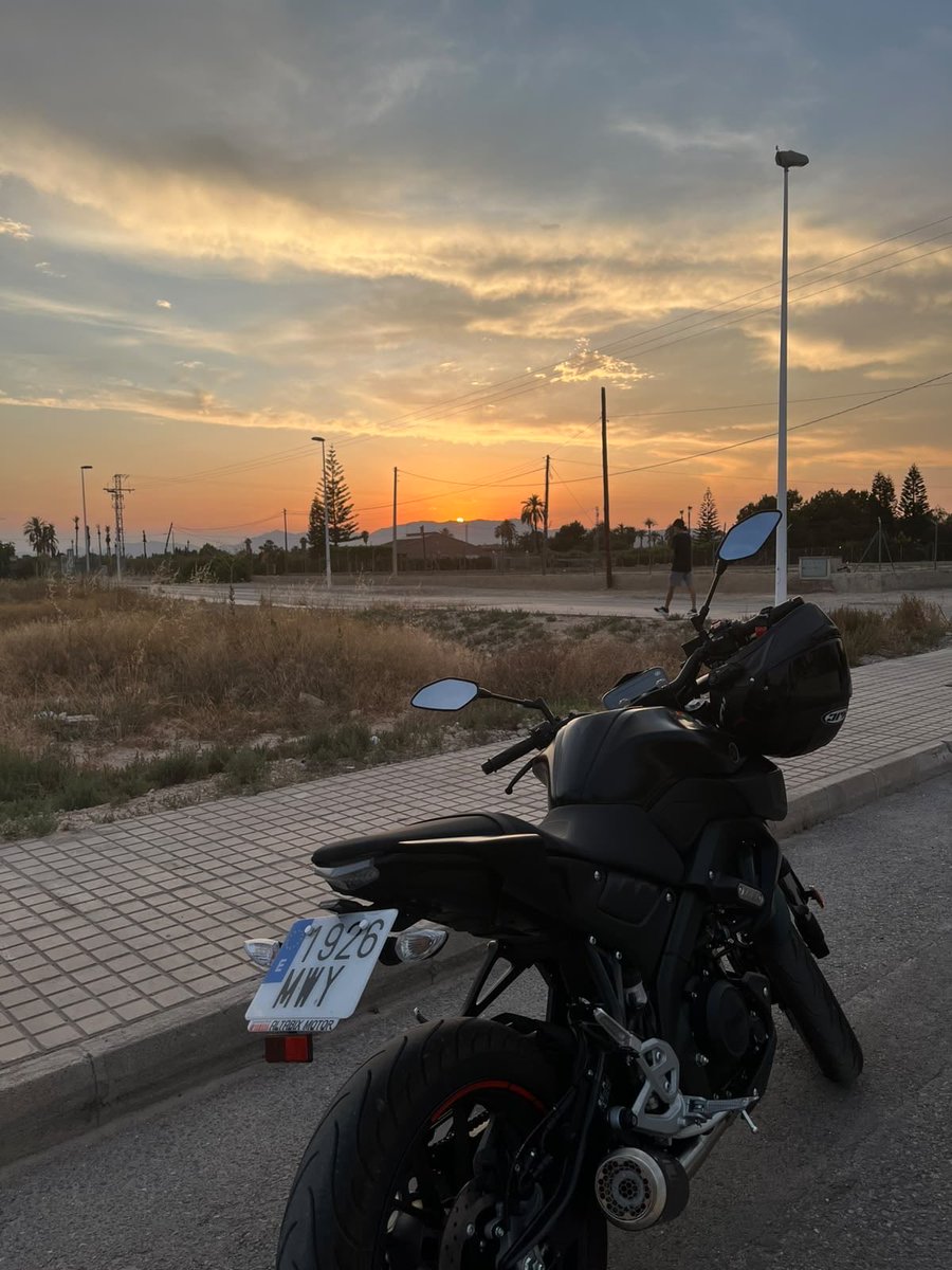 blackunknownkid's tweet photo. @guti78274214160 @Darkneskid @pachachox ahora q m fijo se m olvidó mandarte mi moto y t había pedido la tuya, tanto martillarme para esto; ahora demuestra tu 😆 https://t.co/MwbRwk7Yqq