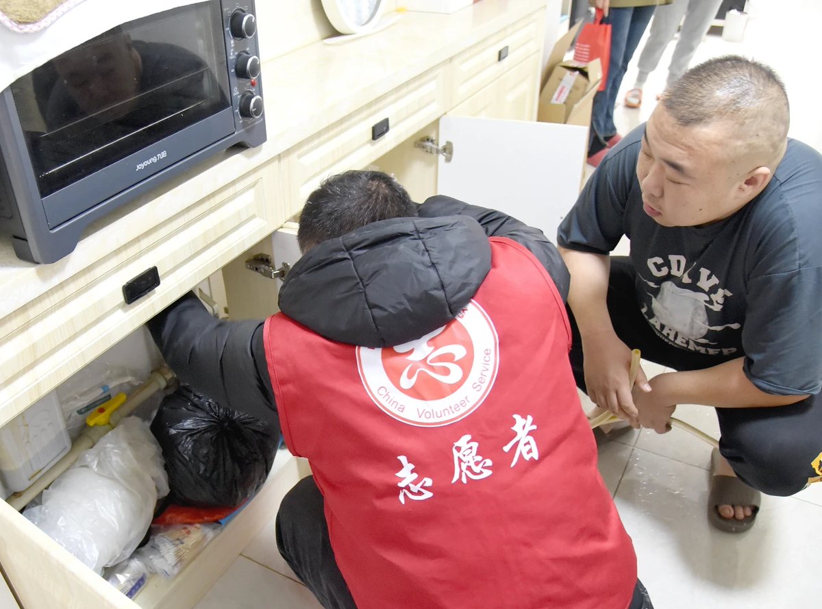 Olubeyoo's tweet photo. 今天在社区帮独居老人整理换季衣物，陪爷爷唠了半小时过去的事儿，收到的糖甜到心坎里，做小事也有大快乐～ https://t.co/drjgZIf5e8