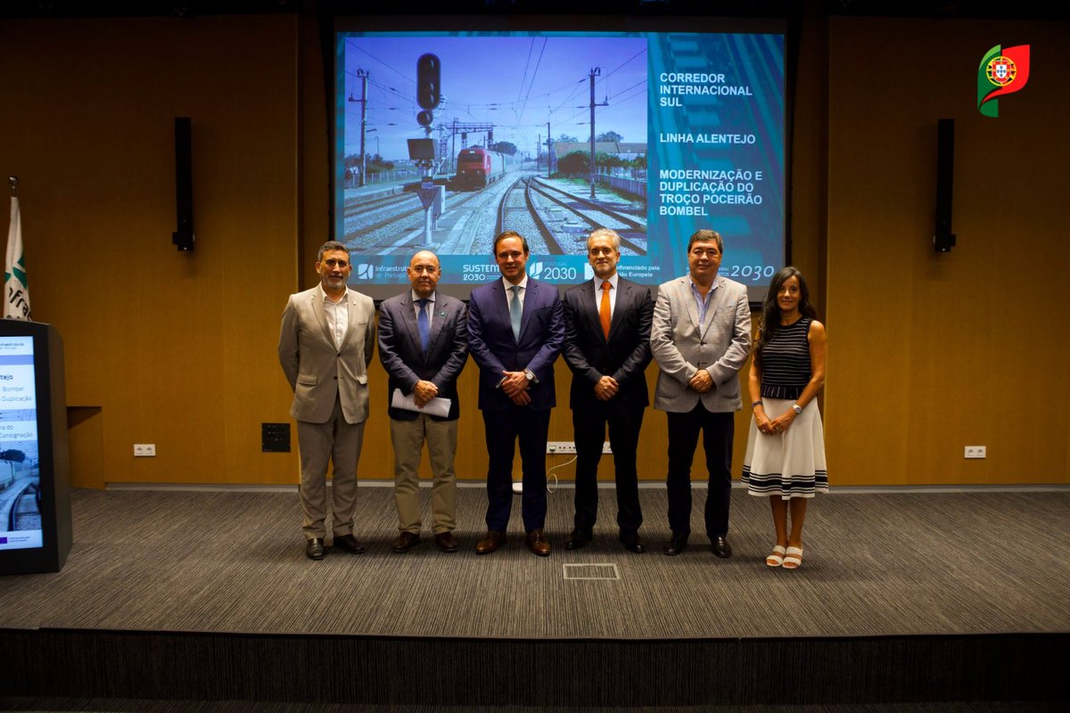 iestruturas_pt's tweet photo. O Secretário de Estado das Infraestruturas, participou, no Campus do Pragal das Infraestruturas de Portugal, na cerimónia de assinatura do auto de consignação da empreitada de modernização e duplicação do troço entre Poceirão e Bombel, na Linha do Alentejo.
#MIH https://t.co/sIfghjx3Jc