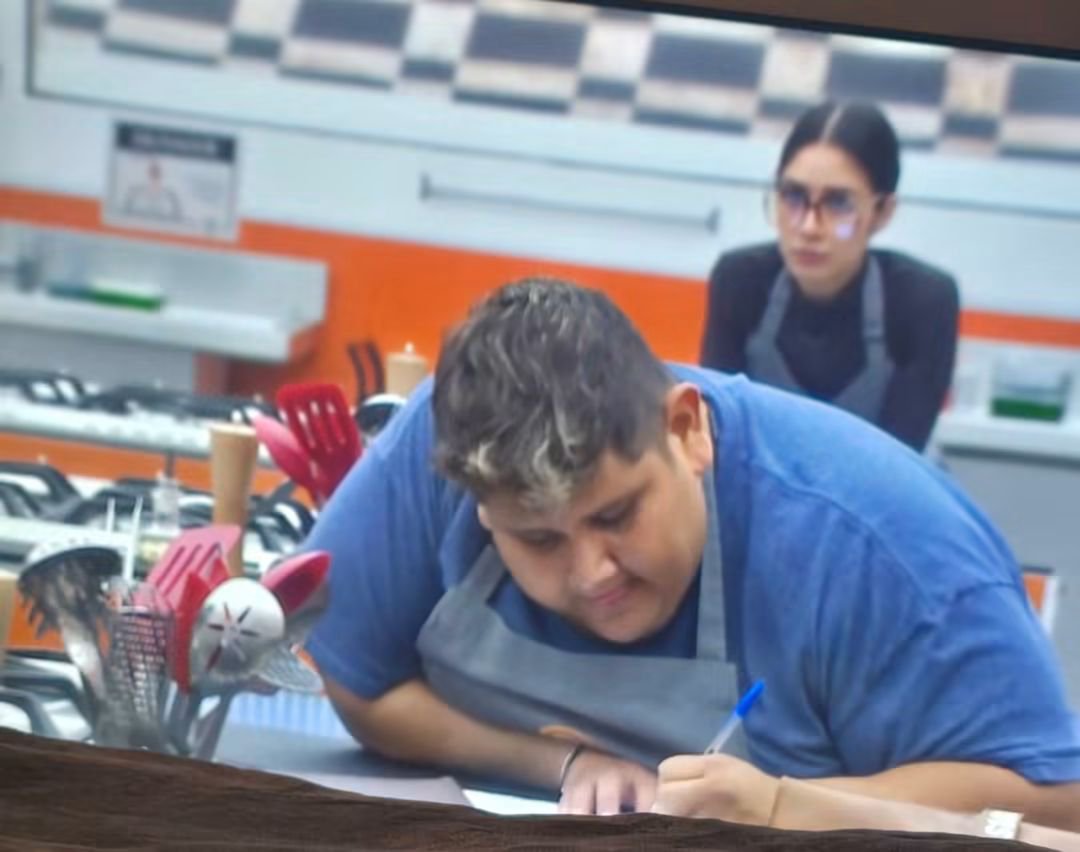 Daylight_102's tweet photo. Mientras el chef explica y da clase,  los participantes prestan atención men9s Luis, que se pasó la clase ensayando su firma creo que piensa que saliendo va a dar autógrafos Este gordo no tiene que estar ahí  distrae a las chic@s que sí prestan atención a su clase
@MasterChefMx https://t.co/xxVy5YE1rc