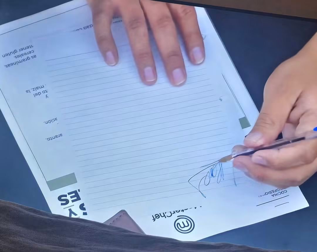 Daylight_102's tweet photo. Mientras el chef explica y da clase,  los participantes prestan atención men9s Luis, que se pasó la clase ensayando su firma creo que piensa que saliendo va a dar autógrafos Este gordo no tiene que estar ahí  distrae a las chic@s que sí prestan atención a su clase
@MasterChefMx https://t.co/xxVy5YE1rc