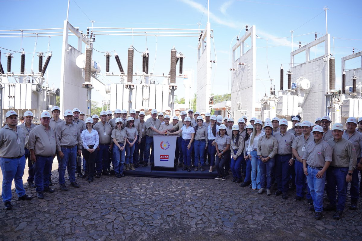 FelixSosaPy's tweet photo. Quiero expresar mi más sincero agradecimiento al Presidente de la República, Santiago Peña, por la confianza depositada en mi persona durante mi gestión al frente de la Administración Nacional de Electricidad (ANDE). 

Mi gratitud se extiende a todo el plantel de ejecutivos,  funcionarios y gremios de la ANDE. Cada logro alcanzado es el resultado del esfuerzo, la dedicación, el trabajo en equipo y el compromiso de mujeres y hombres que, con vocación de servicio, trabajan incansablemente para hacer de nuestra institución una empresa pública más sólida, moderna y eficiente al servicio de la ciudadanía.Ha sido un verdadero privilegio liderar este gran equipo humano.

Al Ing. Miguel Báez le deseo el mayor de los éxitos en la honrosa misión de presidir esta querida institución. Estoy convencido de que, con su capacidad y liderazgo, continuará impulsando el crecimiento y el fortalecimiento de la ANDE, en beneficio de la ciudadanía y del desarrollo del país.

Por mi parte, seguiré siendo parte de esta gran familia institucional como funcionario de la ANDE. Desde el lugar que me corresponda, continuaré aportando mi experiencia, mi compromiso y mi trabajo para que nuestra empresa siga creciendo, consolidándose y brindando un servicio eléctrico cada vez más confiable, eficiente y de calidad para todos los paraguayos.

Quiero expresar un agradecimiento muy especial a mi esposa, Bertha, y a mis hijos, por su amor incondicional, su apoyo permanente y su comprensión durante estos años de intensa labor. Ellos han sido mi fortaleza y el principal sostén para asumir con compromiso y dedicación la enorme responsabilidad de conducir la ANDE. 

¡Muchas gracias a todos por la confianza, el acompañamiento y el trabajo EN EQUIPO durante estos años de gestión como Presidente de la ANDE!