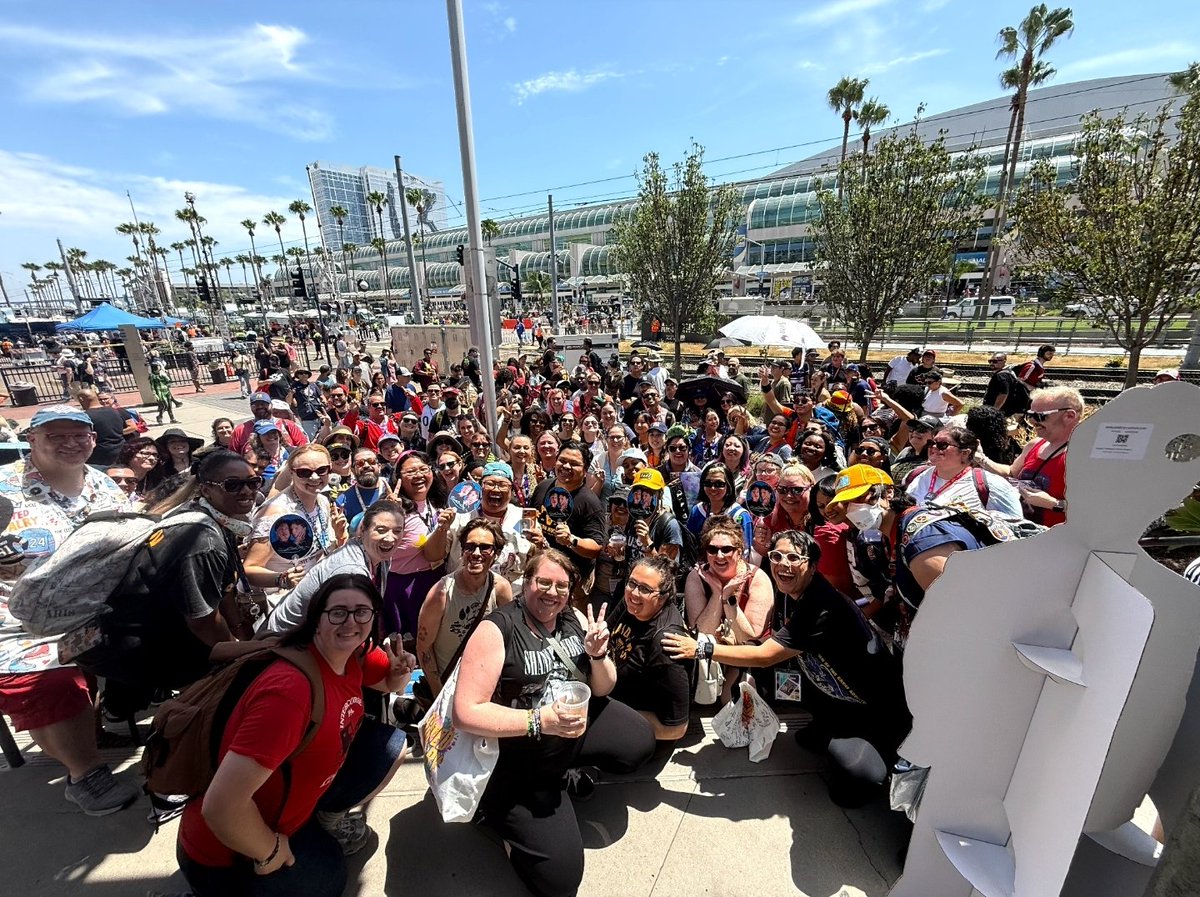 tara_taralynn's tweet photo. For everyone at #SDCC that came to the #HRMeetupSDCC yesterday, again, I just want to say thank you so much! Here's our whole group giving the #Hudsonwilliams middle finger salute and our other group photo! If you took any photos or videos tag me please and I'll reshare as well! https://t.co/cTVoaHYXWi