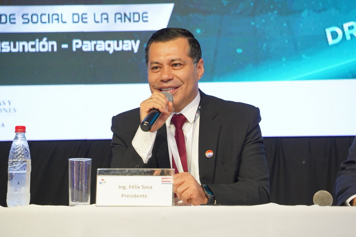 FelixSosaPy's tweet photo. Quiero expresar mi más sincero agradecimiento al Presidente de la República, Santiago Peña, por la confianza depositada en mi persona durante mi gestión al frente de la Administración Nacional de Electricidad (ANDE). 

Mi gratitud se extiende a todo el plantel de ejecutivos,  funcionarios y gremios de la ANDE. Cada logro alcanzado es el resultado del esfuerzo, la dedicación, el trabajo en equipo y el compromiso de mujeres y hombres que, con vocación de servicio, trabajan incansablemente para hacer de nuestra institución una empresa pública más sólida, moderna y eficiente al servicio de la ciudadanía.Ha sido un verdadero privilegio liderar este gran equipo humano.

Al Ing. Miguel Báez le deseo el mayor de los éxitos en la honrosa misión de presidir esta querida institución. Estoy convencido de que, con su capacidad y liderazgo, continuará impulsando el crecimiento y el fortalecimiento de la ANDE, en beneficio de la ciudadanía y del desarrollo del país.

Por mi parte, seguiré siendo parte de esta gran familia institucional como funcionario de la ANDE. Desde el lugar que me corresponda, continuaré aportando mi experiencia, mi compromiso y mi trabajo para que nuestra empresa siga creciendo, consolidándose y brindando un servicio eléctrico cada vez más confiable, eficiente y de calidad para todos los paraguayos.

Quiero expresar un agradecimiento muy especial a mi esposa, Bertha, y a mis hijos, por su amor incondicional, su apoyo permanente y su comprensión durante estos años de intensa labor. Ellos han sido mi fortaleza y el principal sostén para asumir con compromiso y dedicación la enorme responsabilidad de conducir la ANDE. 

¡Muchas gracias a todos por la confianza, el acompañamiento y el trabajo EN EQUIPO durante estos años de gestión como Presidente de la ANDE!
