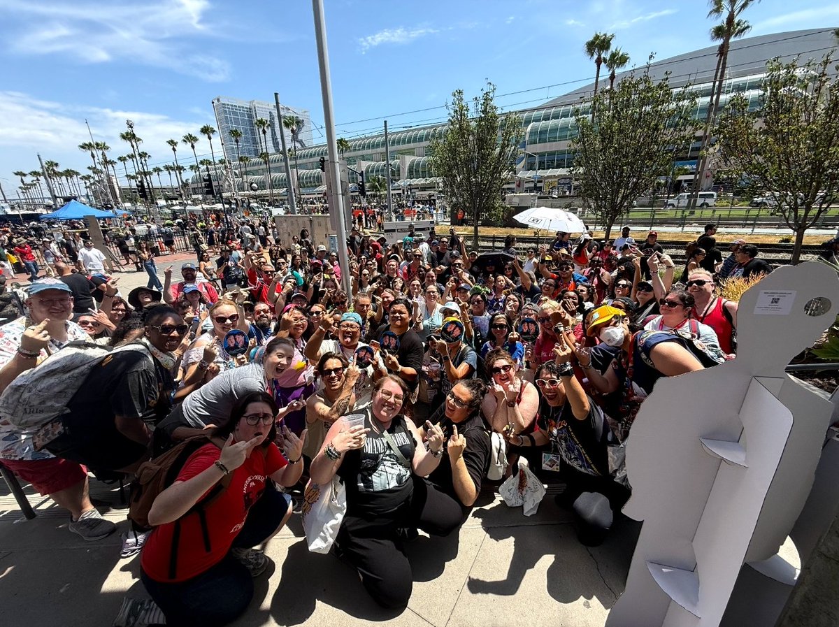 tara_taralynn's tweet photo. For everyone at #SDCC that came to the #HRMeetupSDCC yesterday, again, I just want to say thank you so much! Here's our whole group giving the #Hudsonwilliams middle finger salute and our other group photo! If you took any photos or videos tag me please and I'll reshare as well! https://t.co/cTVoaHYXWi