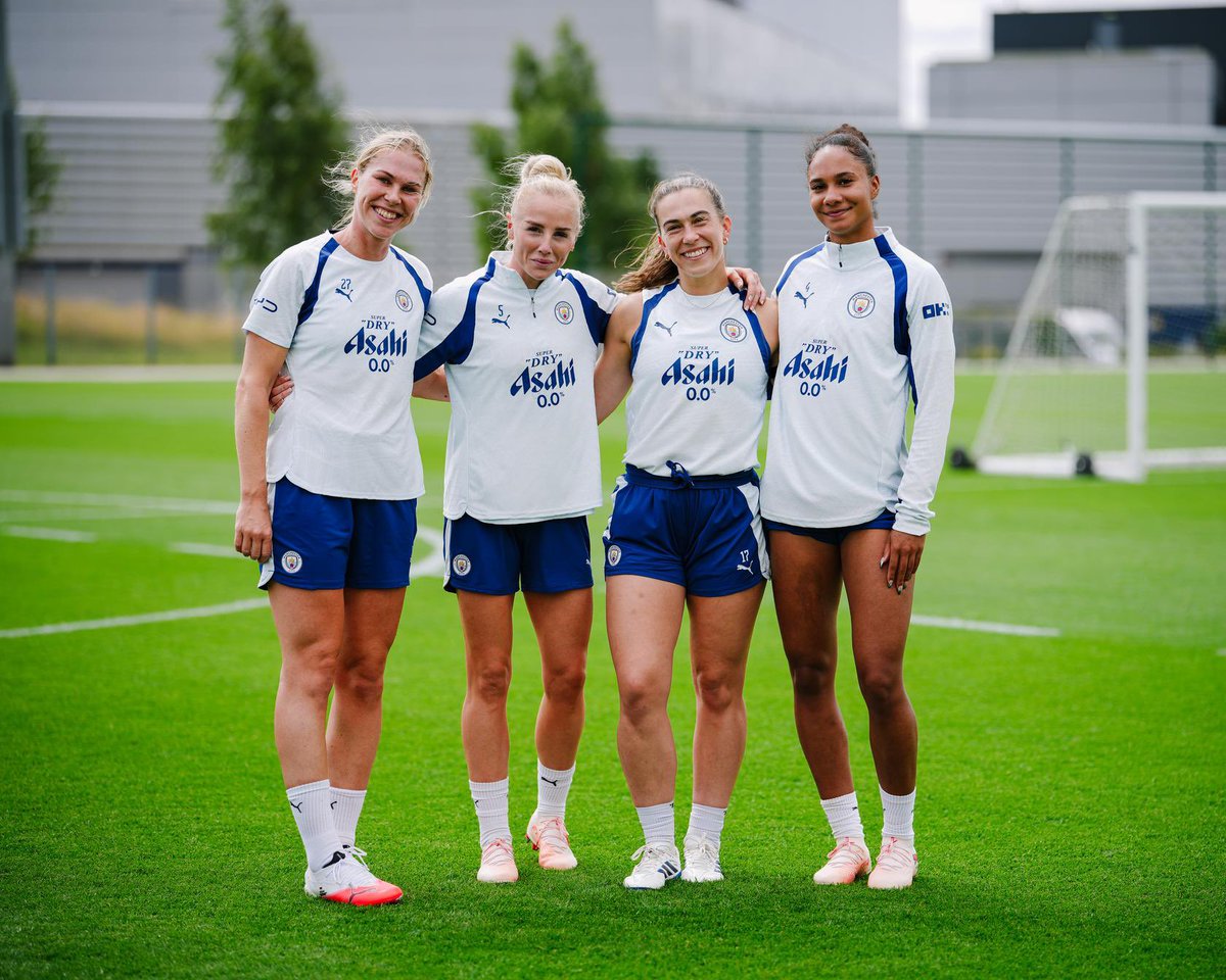 ManCityWomen's tweet photo. It’s all love 🩵 https://t.co/7T8ah9Y4sk