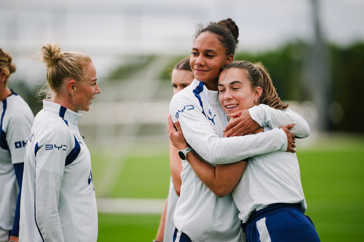 ManCityWomen's tweet photo. It’s all love 🩵 https://t.co/7T8ah9Y4sk