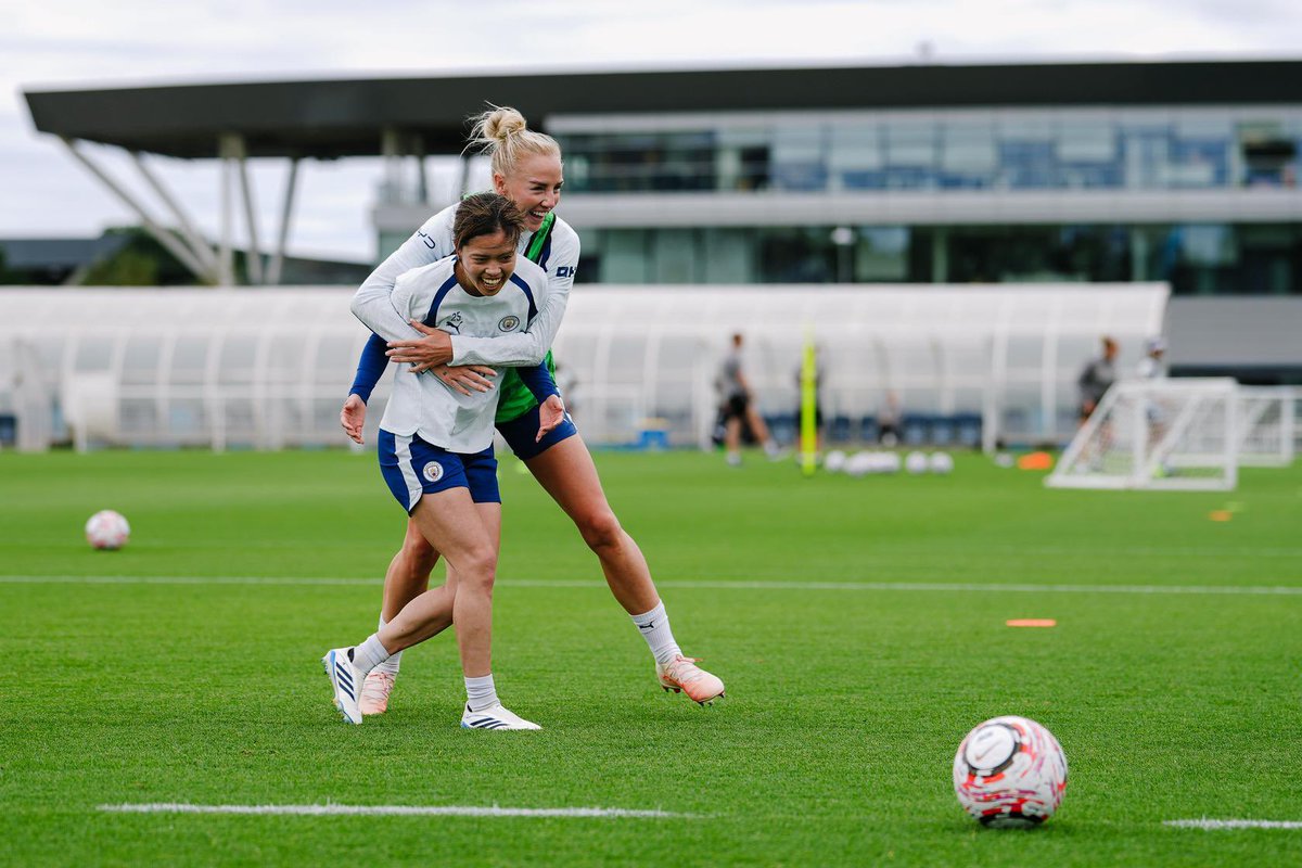 ManCityWomen's tweet photo. It’s all love 🩵 https://t.co/7T8ah9Y4sk