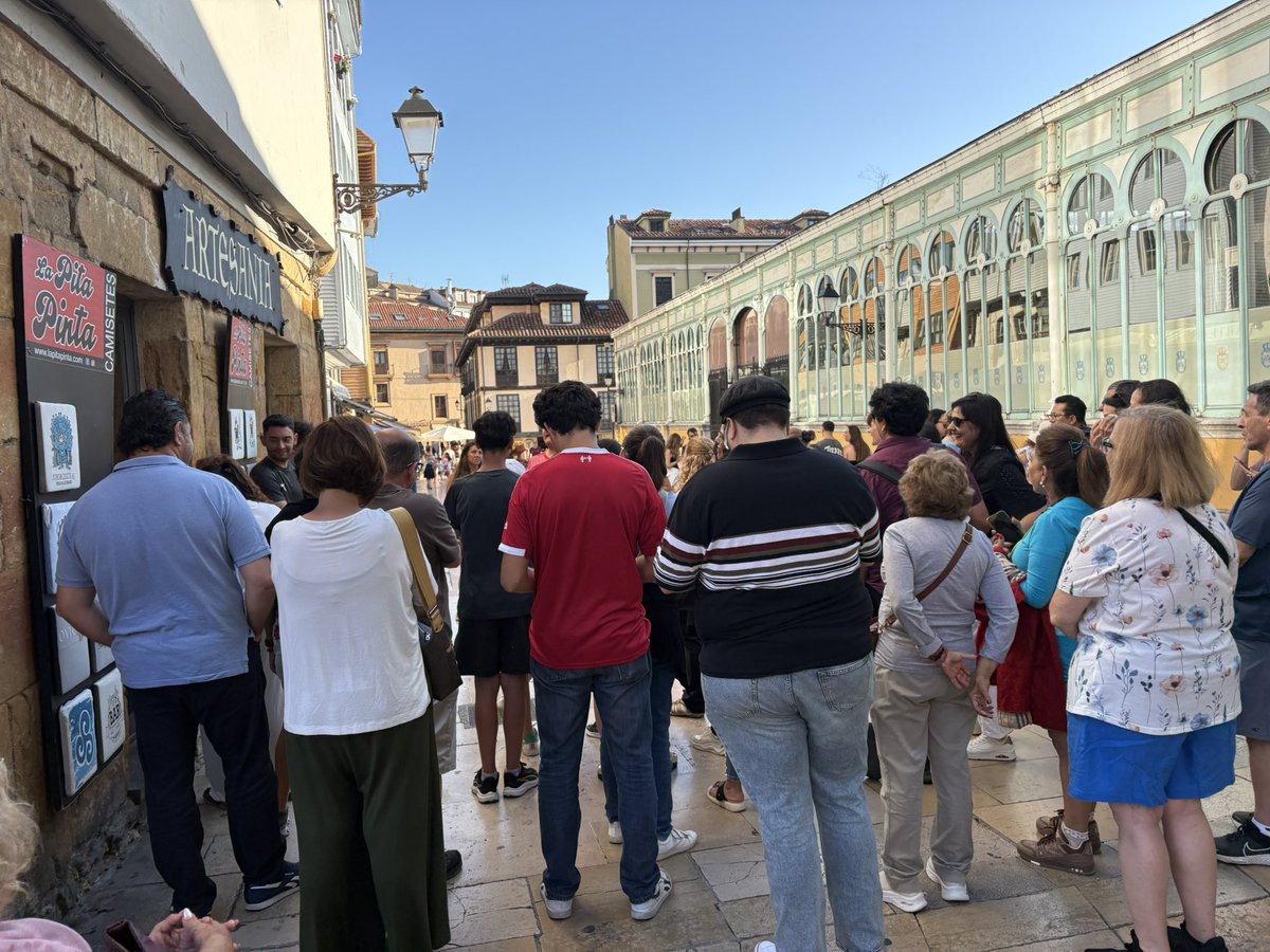 recuncho34's tweet photo. El “Free Tour” cada vez da mas asco, bloqueando una calle entera…. https://t.co/BGhjaz57wD