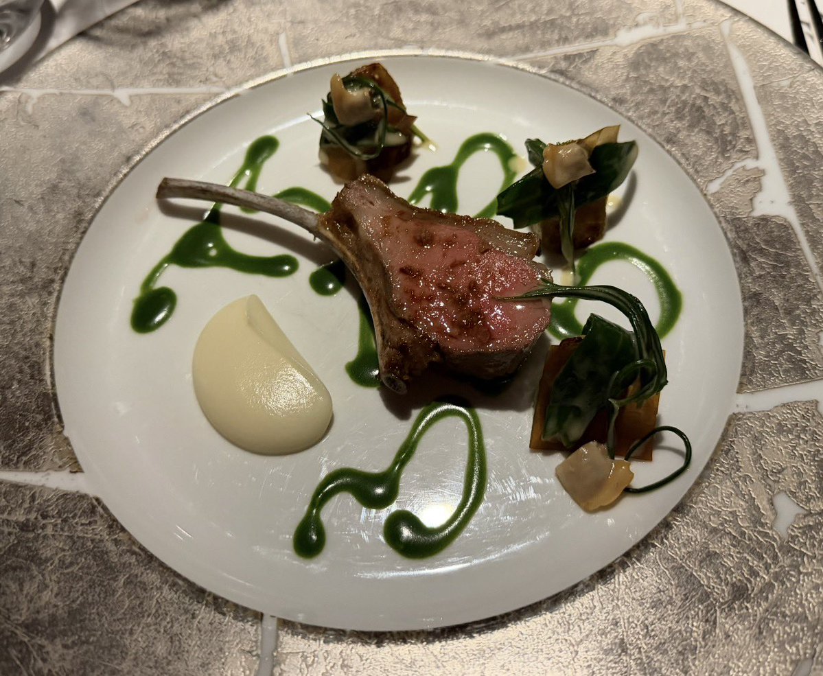 BUSAPAR3's tweet photo. SPECTACULAR - is the word I would use to describe this place! @TheFatDuckBray #thefatduck #dinning the theatre of dining - a birthday suprise like no other #hestonblumenthal @hestonblumenthalobe to all the staff #thankyou 🙏 https://t.co/4KcAlb8iKl