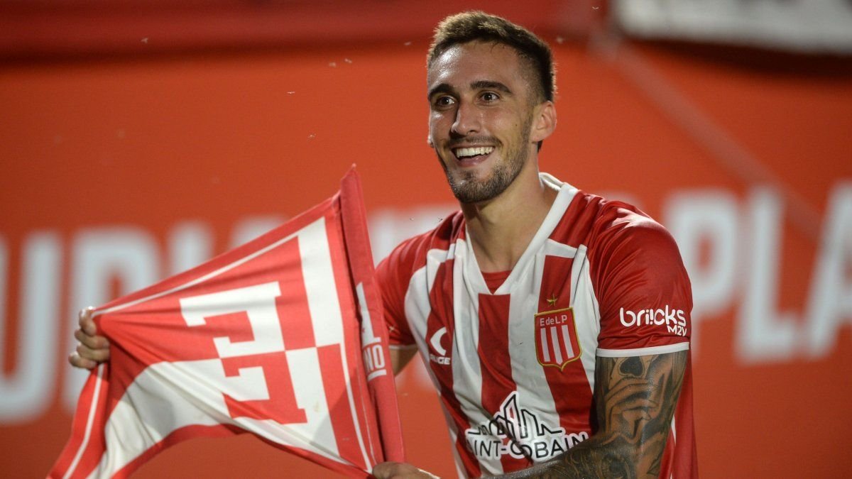 ValenTurello7's tweet photo. #EDLP | Mauro Méndez NO va a jugar en Defensa y Justicia. Es una decisión del futbolista y ya fue comunicada a la dirigencia de Estudiantes.

Desde su entorno continúan manifestando que están a la espera de una oportunidad del exterior. https://t.co/X4dEBCyI7J