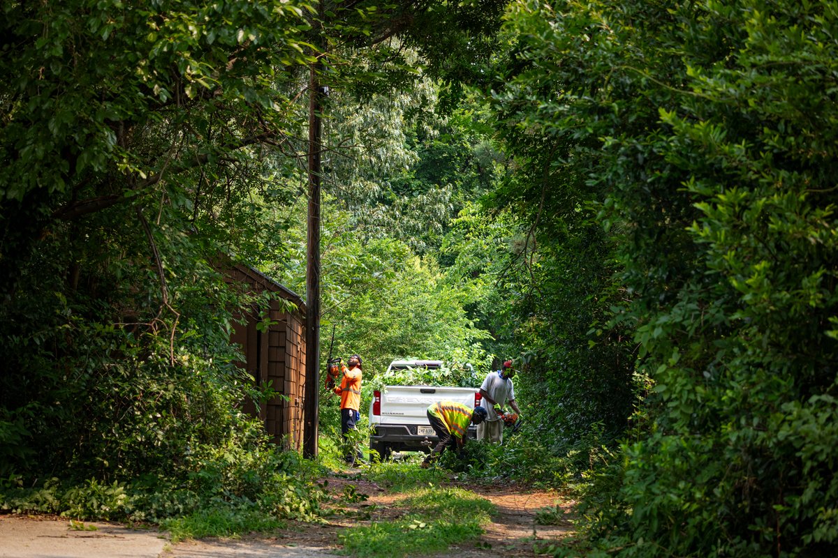 cityofPortsVA's tweet photo. Portsmouth crews joined #ROCTheBlock to help improve Port Norfolk. πΏ Parks & Rec cleared overgrown vegetation, removed hazardous limbs and shoreline debris, and collected 70 bags of litter. Together, volunteers collected 300 bags of trash.
π₯ Recap: https://t.co/Lwbp2PuZ5F https://t.co/9L2VWUgKna