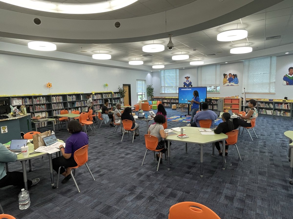 TheHeritageES's tweet photo. First a tour, then some captured time with our CST @AFrazier100. Our new Jaguars are getting much needed support on Day 1 for Day 1 🐆🐆#WeAreHeritage @alexbatesedu @Coleman_HES_AP @Principal_Rag https://t.co/EHv7DQO0GP