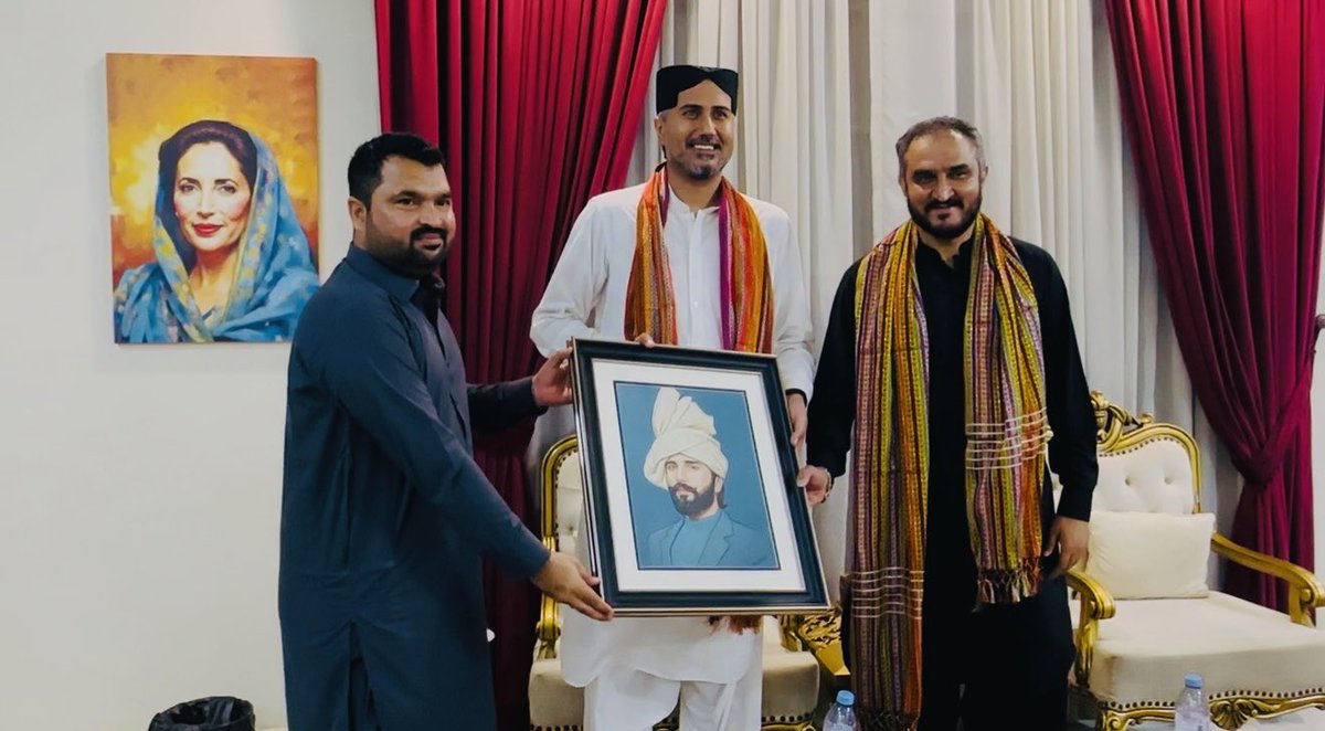BangulKhanMahar's tweet photo. Visited Sukkur to congratulate @AyazBuriroPPP, President PYO Sukkur, on completing Hajj. Along with Syed Mohsin Abbas Shah, we discussed matters of public interest and Party organization. 
Thank you for the hospitality. https://t.co/j0f2pm5JH1
