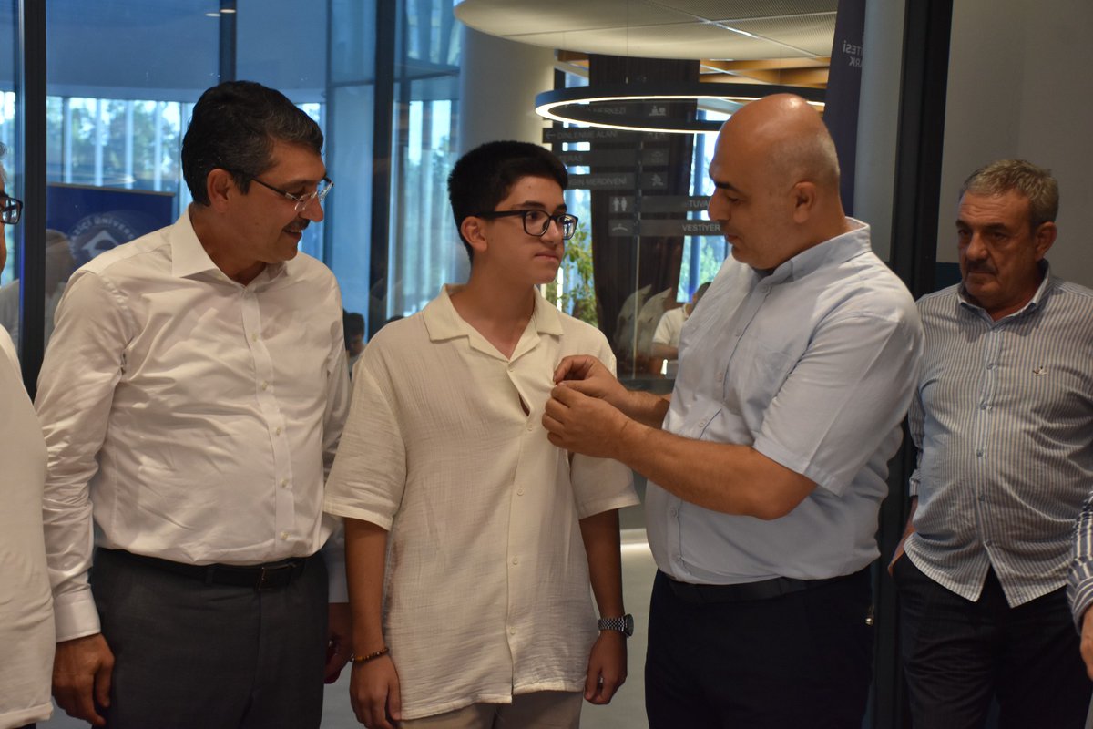 BatmanilMEM's tweet photo. AK Parti Batman Milletvekili Sayın Ferhat Nasıroğlu, Liselere Geçiş Sistemi (LGS) ve Yükseköğretim Kurumları Sınavı'nda (YKS) Türkiye derecesi elde eden öğrencilerle bir araya gelerek başarılarını ödüllendirdi

Prof. Dr. Narin Nasıroğlu Bilim Merkezi'nde düzenlenen programa AK Parti Batman Milletvekili Sayın Ferhat Nasıroğlu'nun yanı sıra AK Parti Batman İl Başkanı Sayın Hüseyin Şansi, AK Parti 27. Dönem Batman Milletvekili Sayın Ahmet İnal, Milli Eğitim Müdür Vekili Sayın Mustafa Arslan, Eğitim Müfettişleri Başkanı Sayın Hamit Aydın, Kozluk Belediye Başkanı Sayın Veysi Işık, Beşiri Belediye Başkanı Sayın Alpaslan Karabulut, Milli Eğitim Müdür Yardımcısı Sayın Hüsamettin Akın, ÖDM Müdürü Sayın Bilal Kay, Türkiye derecesi elde eden öğrenciler ve aileleri katıldı.

Programda konuşan Milletvekili Sayın Ferhat Nasıroğlu, LGS ve YKS'de Türkiye derecesi elde ederek Batman'ın gururu olan öğrencileri tebrik etti. Öğrencilerin elde ettiği başarının azimli çalışmanın ve emeğin bir sonucu olduğunu ifade eden Sayın Nasıroğlu, gençlerin her zaman yanında olmaya devam edeceklerini belirtti.

Konuşmaların ardından Sayın Ferhat Nasıroğlu, Türkiye derecesi elde eden öğrencilere başarılarının anısına tam altın hediye etti.
Ödül töreninin ardından öğrenciler, Prof. Dr. Narin Nasıroğlu Bilim Merkezi'ni gezerek merkezde yürütülen bilimsel çalışmalar hakkında bilgi aldı. Program, günün anısına çekilen toplu hatıra fotoğrafıyla sona erdi.

@tcmeb @Yusuf__Tekin @batmanvaliligi @fnasiroglu   @yasarciger
