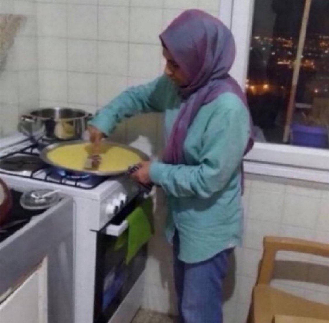 TutsakBebekler's tweet photo. ERZİNCAN | Ev hanımı Kübra Demir, 24 Aralık 2021’den beri cezaevinde. AİHM’in Yalçınkaya (2023) ve Yasak (2026) kararlarının ortaya koyduğu ilkeler ışığında dosyasının yeniden değerlendirilmesi gerektiği savunuluyor. Buna rağmen 4 çocuk, tam 5,5 yıldır annelerinden ayrı büyüyor. Bir annenin yokluğu hiçbir şeyle telafi edilemez; çocukluğun kaybolan yılları geri gelmiyor.
@EmpressTheOrion 

#KHKSorununuÇözün