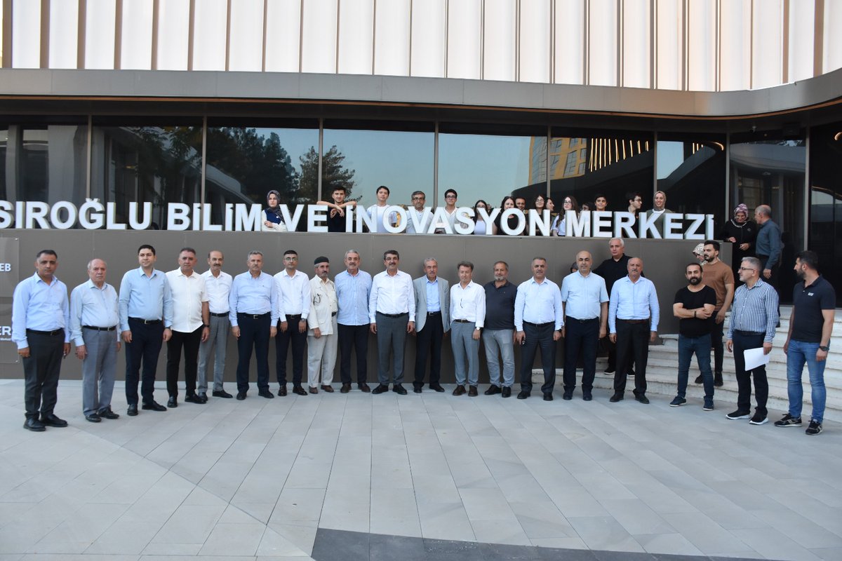 BatmanilMEM's tweet photo. AK Parti Batman Milletvekili Sayın Ferhat Nasıroğlu, Liselere Geçiş Sistemi (LGS) ve Yükseköğretim Kurumları Sınavı'nda (YKS) Türkiye derecesi elde eden öğrencilerle bir araya gelerek başarılarını ödüllendirdi

Prof. Dr. Narin Nasıroğlu Bilim Merkezi'nde düzenlenen programa AK Parti Batman Milletvekili Sayın Ferhat Nasıroğlu'nun yanı sıra AK Parti Batman İl Başkanı Sayın Hüseyin Şansi, AK Parti 27. Dönem Batman Milletvekili Sayın Ahmet İnal, Milli Eğitim Müdür Vekili Sayın Mustafa Arslan, Eğitim Müfettişleri Başkanı Sayın Hamit Aydın, Kozluk Belediye Başkanı Sayın Veysi Işık, Beşiri Belediye Başkanı Sayın Alpaslan Karabulut, Milli Eğitim Müdür Yardımcısı Sayın Hüsamettin Akın, ÖDM Müdürü Sayın Bilal Kay, Türkiye derecesi elde eden öğrenciler ve aileleri katıldı.

Programda konuşan Milletvekili Sayın Ferhat Nasıroğlu, LGS ve YKS'de Türkiye derecesi elde ederek Batman'ın gururu olan öğrencileri tebrik etti. Öğrencilerin elde ettiği başarının azimli çalışmanın ve emeğin bir sonucu olduğunu ifade eden Sayın Nasıroğlu, gençlerin her zaman yanında olmaya devam edeceklerini belirtti.

Konuşmaların ardından Sayın Ferhat Nasıroğlu, Türkiye derecesi elde eden öğrencilere başarılarının anısına tam altın hediye etti.
Ödül töreninin ardından öğrenciler, Prof. Dr. Narin Nasıroğlu Bilim Merkezi'ni gezerek merkezde yürütülen bilimsel çalışmalar hakkında bilgi aldı. Program, günün anısına çekilen toplu hatıra fotoğrafıyla sona erdi.

@tcmeb @Yusuf__Tekin @batmanvaliligi @fnasiroglu   @yasarciger