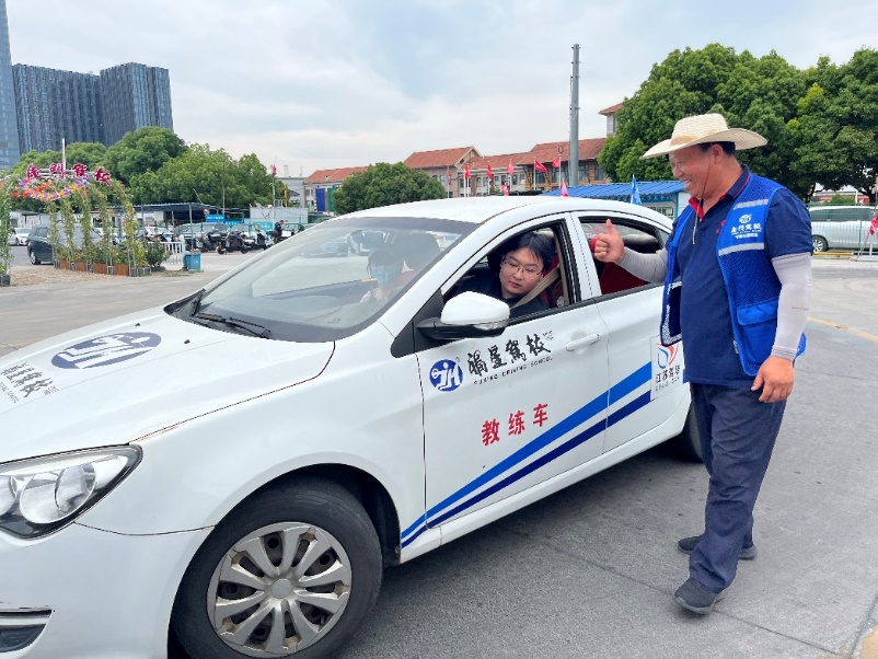 GigiCemanpt's tweet photo. 1st driving lesson down! Stalled twice, turned the wheel a bit too sharp, but didn’t crash once. Proud of this tiny win https://t.co/fN3u3RQZnS