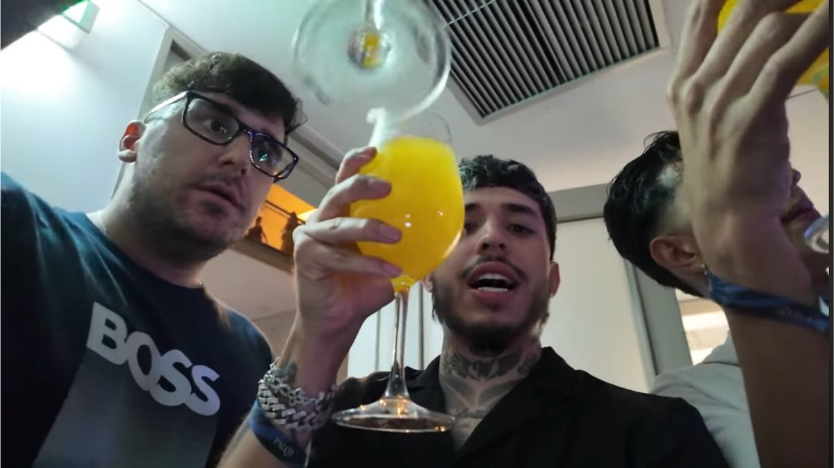 crazymen6666's tweet photo. Lo de West y la ganga brindando con mangel es muy random jajs https://t.co/fJ55Gedb92