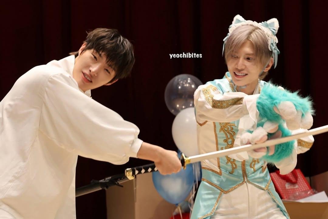 Blue_Bird_Yeo's tweet photo. Mg fighting the "monster" in the forest. 

Ys: rawr how dare you wake me up?

Mg: YOU DIDN'T TELL ME IT WAS A MAGICAL CAT HYBRID! He's too cute to fight? I can't do this. https://t.co/saVSDvIszm