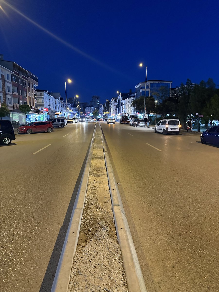 mts0099's tweet photo. @erdalbesikcioglu @etimesgutbeltr Etimesgut Süvari Mah. İsmet İnönü Caddesi’ne yapılan yeni yol ayrımı yarım kalmış gibi duruyor; Mahallemize yakışmayan bu görüntünün düzeltilip yeşillendirme veya peyzaj çalışması yapılmasını talep ediyorum. 
HER YER YETERİ KADAR BETON ZATEN. https://t.co/w0uwnvmukg