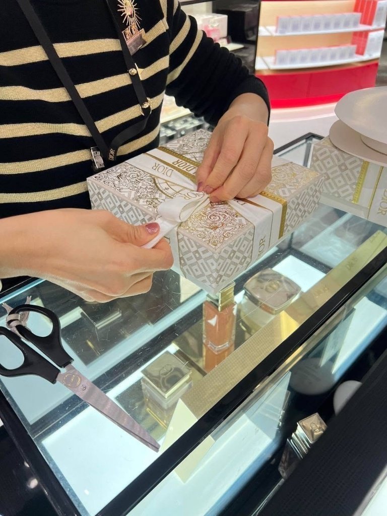 Yasemincli's tweet photo. The joy of shopping is truly unparalleled! #shopping #xeneaquiz https://t.co/GrblCqnzpH