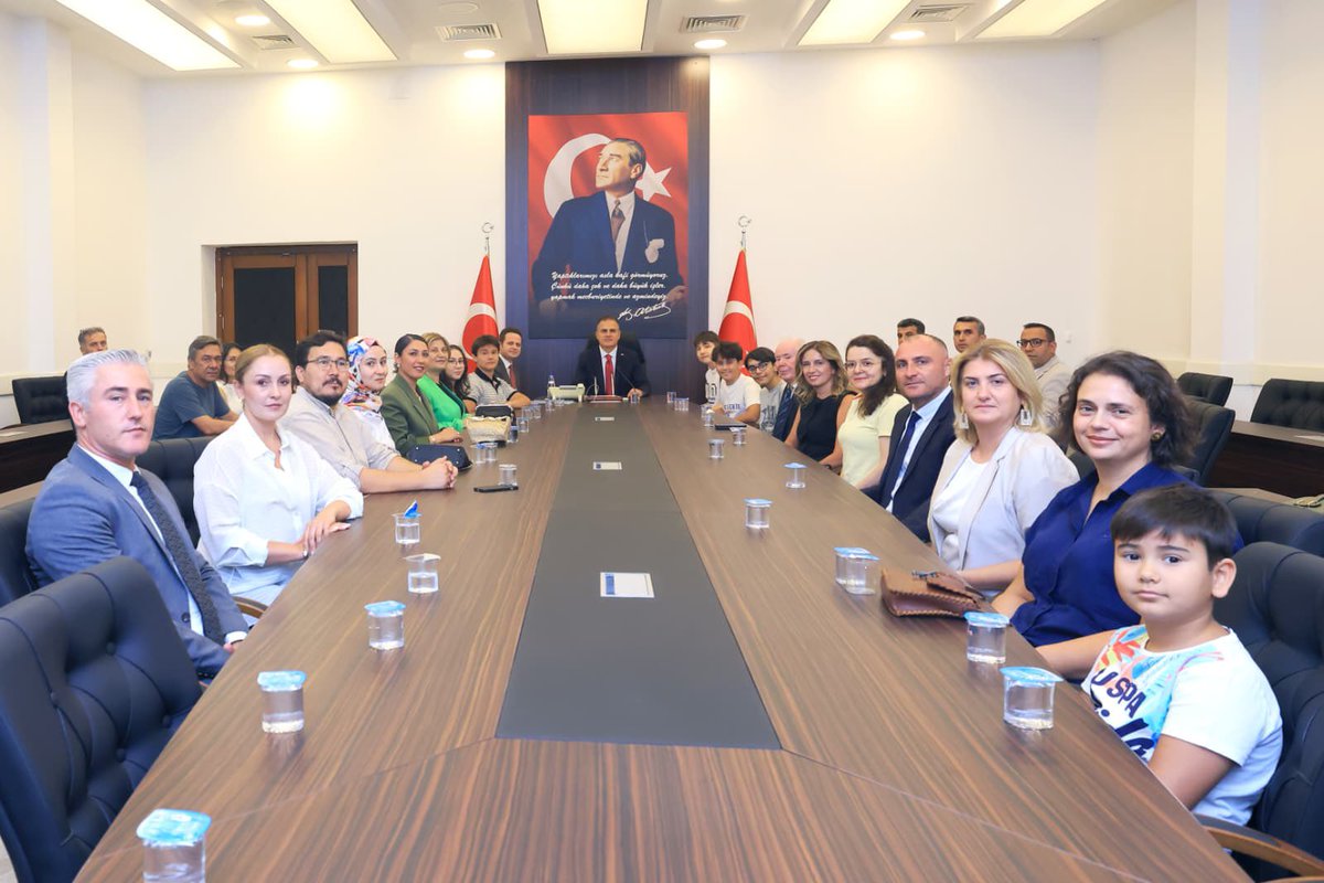mugla_mem's tweet photo. VALİMİZ SAYIN DR. İDRİS AKBIYIK, LGS ŞAMPİYONLARIMIZLA BİR ARAYA GELDİ

Valimiz Sayın Dr. İdris Akbıyık, LGS’de 500 tam puan alarak Türkiye birincisi olan öğrencilerimiz, Millî Eğitim Müdürümüz Emre ÇAY, kıymetli aileleri ve öğretmenlerimizle bir araya geldi.

Öğrencilerimizi tek tek tebrik ederek ödüllendiren Valimiz Sayın Dr. İdris AKBIYIK, gösterdikleri üstün başarının azim, disiplin ve kararlı çalışmanın en güzel örneği olduğunu ifade ederek, eğitim hayatlarının bundan sonraki süreçlerinde de başarılarının artarak devam etmesini temenni etti.

Ziyarette öğrencilerimizle gelecek hedefleri ve tercih süreçleri üzerine sohbet edilirken, bu anlamlı başarıda emeği bulunan öğretmenlerimize ve her zaman destekleriyle yanlarında olan ailelerimize de teşekkür edildi.

Muğla’mıza büyük gurur yaşatan şampiyon öğrencilerimizi, onları yetiştiren öğretmenlerimizi ve fedakâr ailelerini bir kez daha gönülden tebrik ediyor, başarılarının daim olmasını diliyoruz. 

@tcmeb @Yusuf__Tekin @tcmuglavaliligi @idrisakbiyik @emrecay55