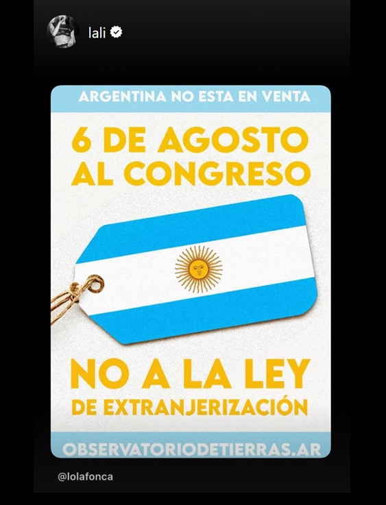 filonewsOK's tweet photo. 🪧Lali Espósito compartió la convocatoria para una movilización contra la ley de extranjerización de tierras

🇦🇷La cantante difundió el anuncio de la marcha frente al Congreso para el 6 de agosto bajo el lema "Argentina no está en venta". https://t.co/ZdaYWDWfwI