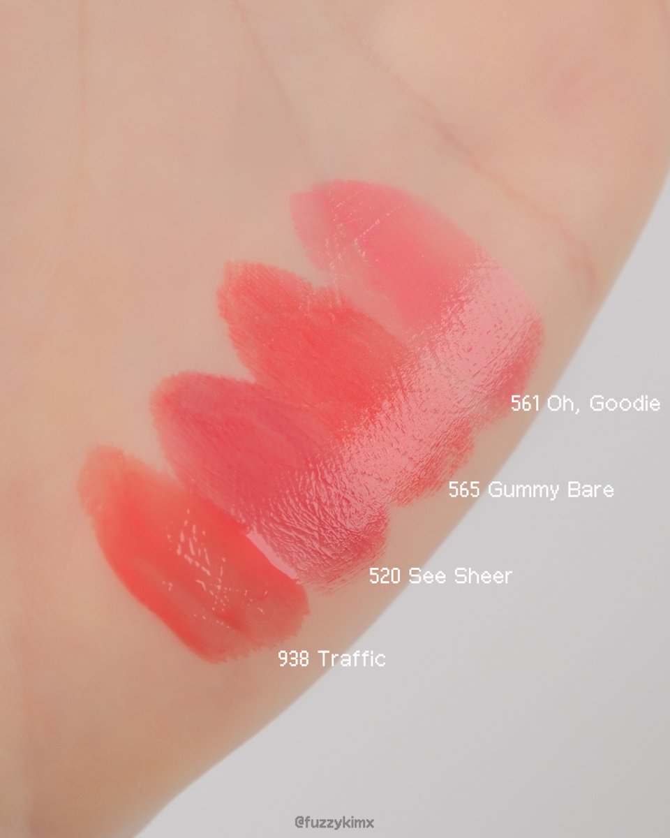 fuzzykimx's tweet photo. #내돈내산 7월 신상
💸MAC 𝑵𝑬𝑾 러스터글래스 4개 발색💄

맥 러스터글래스 스테인글래스 립 틴트
938 트래픽
맥 러스터글래스 쉬어 샤인 립스틱
520 씨 쉬어
565 거미 배어
561 오, 구디

*쌓이는 컬러감, 자연스러운 광택
*코랄이길 바랐지만 넷 다 핑크끼 낭낭함
*투명한 색은 아니므로 퍼플립/회색립 주의
*쌩얼보다는 메이크업&립라이너로 입술 톤 정리 후 바르는 게 더 어울릴 듯함

#김퍼지발색 🫶 #맥립스틱 #뷰티