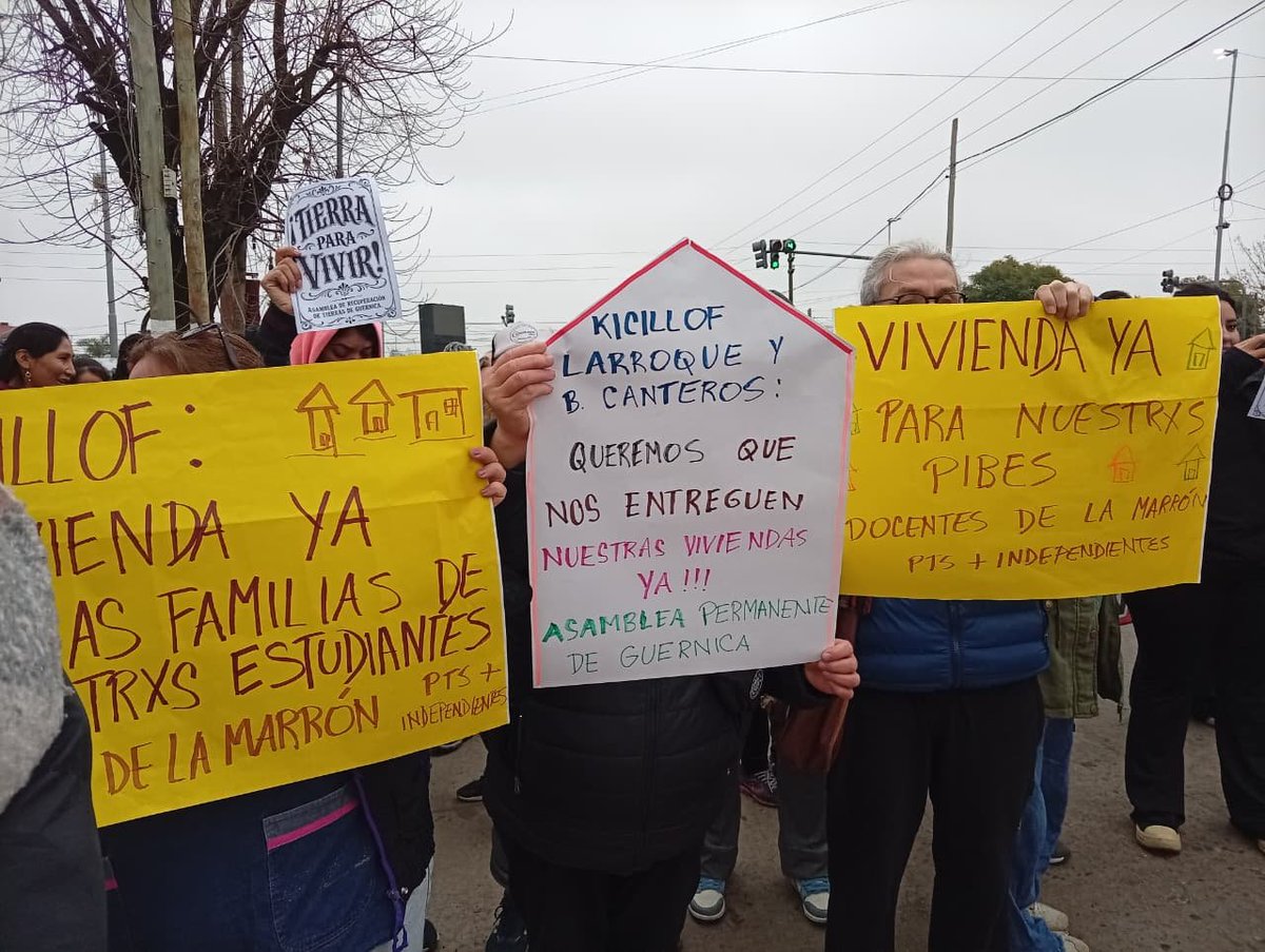 myriambregman's tweet photo. Me llegan estas imágenes las familias de Guernica que protestan frente a la municipalidad. Se cumplen seis años del brutal desalojo. #NiUnaMenosSinVivienda, no es una consigna, es una necesidad urgente de que se cumplan los compromisos. https://t.co/ToU3Y6g3ya