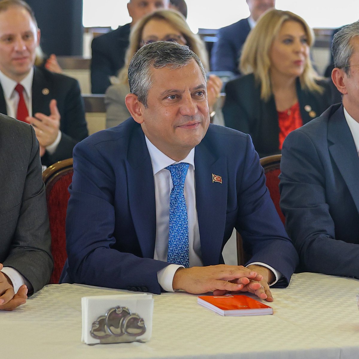 yigitcanonal7's tweet photo. Özgür Özel'den dürüst itiraf:

"Bağış çok önemli çünkü hiç paramız yok...

Şu anda açılmış bir resmi bağış kampanyamız yoktur, resmi açıklamaları takip edin." https://t.co/gmu1bED6iR