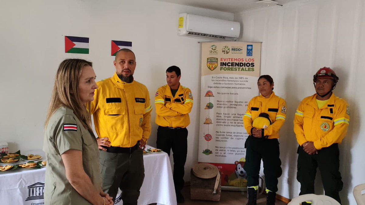 CRMinae's tweet photo. La ministra del MINAE, Mónica Navarro, sostuvo una reunión con los funcionarios del ACG y ACAT que integran el Programa Nacional de Manejo del Fuego, con el propósito de conocer las acciones que se desarrollan para la prevención, preparación y respuesta ante incendios forestales. https://t.co/L226jwzJcN