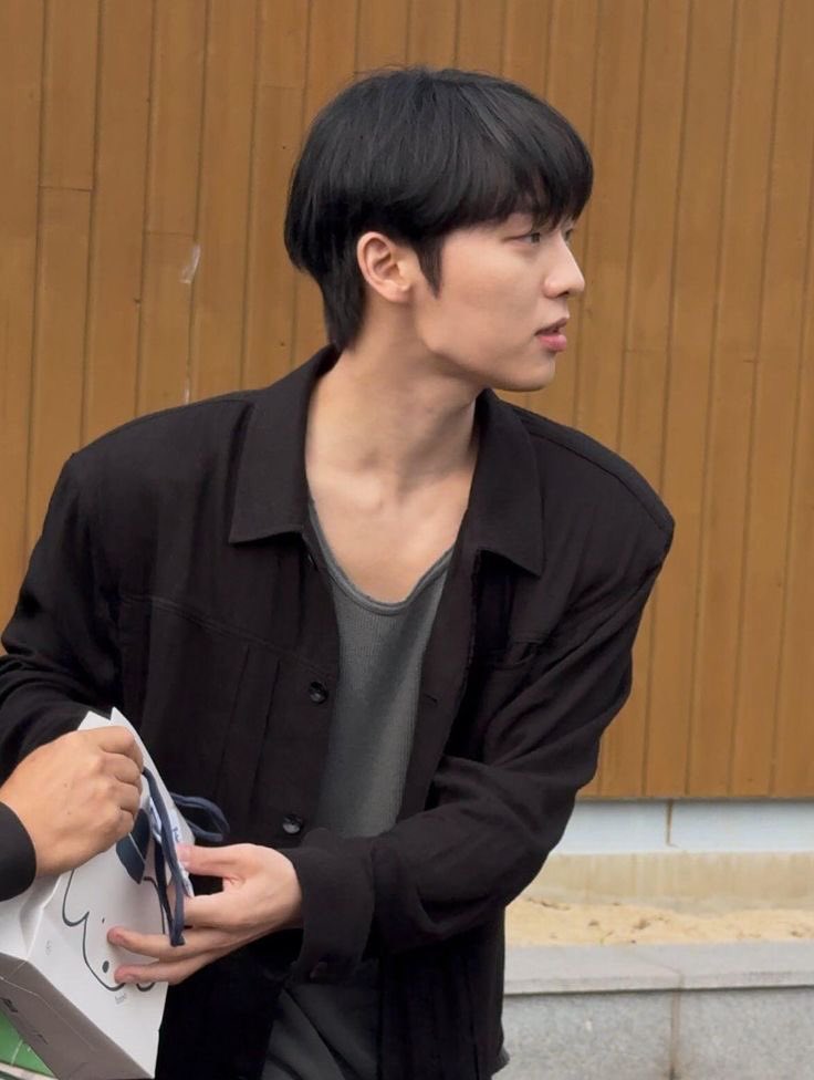 3333sshw's tweet photo. 남자는 턱선으로 말한다 https://t.co/66I3GOxfKl