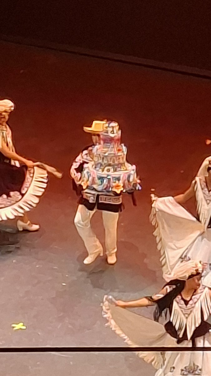 Silemalef's tweet photo. Estuvimos en el festejo de 'Quinceañere - México de Colores 🏳️‍🌈, acompañados por el Coro Gay de la Cdmx ✨,  fue un espectáculo muy emotivo, tradiciones mexicanas, ballet, florclore mexicano, divertido, bailamos, colores, mucho amor al arte, gracias @ChicadelTeatro https://t.co/XjSfuE9pCn