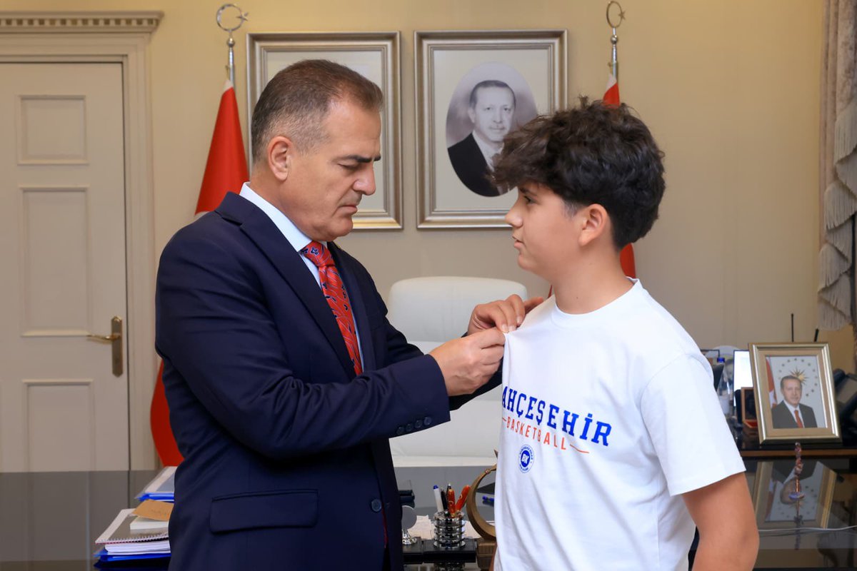 mugla_mem's tweet photo. VALİMİZ SAYIN DR. İDRİS AKBIYIK, LGS ŞAMPİYONLARIMIZLA BİR ARAYA GELDİ

Valimiz Sayın Dr. İdris Akbıyık, LGS’de 500 tam puan alarak Türkiye birincisi olan öğrencilerimiz, Millî Eğitim Müdürümüz Emre ÇAY, kıymetli aileleri ve öğretmenlerimizle bir araya geldi.

@tcmeb @Yusuf__Tekin @tcmuglavaliligi @idrisakbiyik @emrecay55