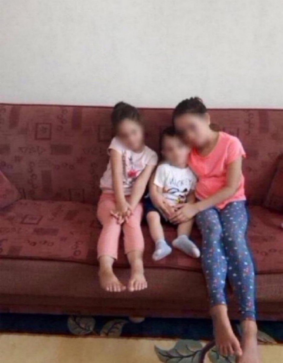 TutsakBebekler's tweet photo. KARABÜK | Gülseren ve Zülküf Arslan çifti 2018’den bu yana tutuklu. Çocukları Yasemin, Selma ve Mahir, tam 7 yıldır anne ve babalarından ayrı büyüyor. AİHM’in Yalçınkaya kararı, tutukluluğa dayanak gösterilen fiillerin tek başına suç sayılmasının insan hakları ihlaline yol açabileceğine ilişkin önemli ilkeler ortaya koydu. Buna rağmen üç çocuk, çocukluklarını anne-baba hasretiyle geçiriyor. Geçen yıllar geri gelmiyor. Çocukların üstün yararı gözetilmelidir.
@HemmedAliAslan 

#KHKSorununuÇözün
