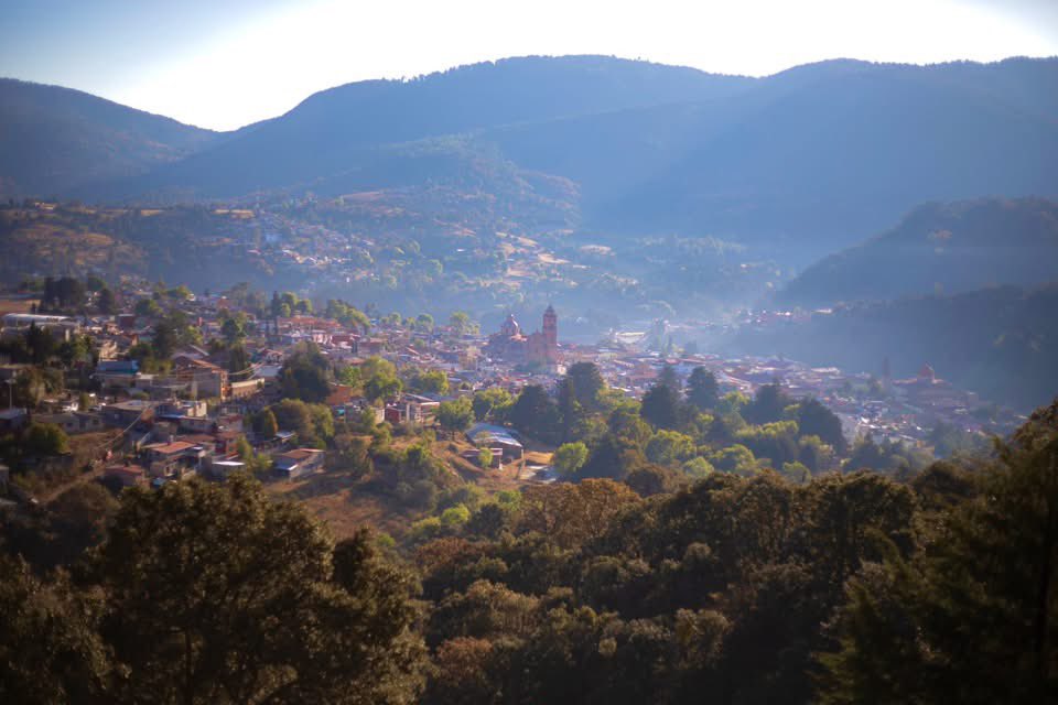 SECTUR_mx's tweet photo. Tlalpujahua, #Michoacán, conmemora su 21 aniversario como Pueblo Mágico, un destino donde la historia, la tradición y el talento artesanal brillan durante todo el año. 🎄🧡

Conocido como el pueblo donde la Navidad nunca termina, aquí las manos artesanas transforman el vidrio en hermosas esferas que llegan a distintos rincones del mundo, mientras sus calles empedradas, el Santuario del Carmen y el legado minero de Dos Estrellas hacen de cada visita una experiencia inolvidable. Como parte del #PlanMichoacán, seguimos impulsando el turismo comunitario, fortaleciendo la economía local y preservando las tradiciones que hacen de México un destino único. 🙌🏼🤩

¡Ven a celebrar su magia y descubre por qué Tlalpujahua sigue conquistando los corazones de todo México! 🎊