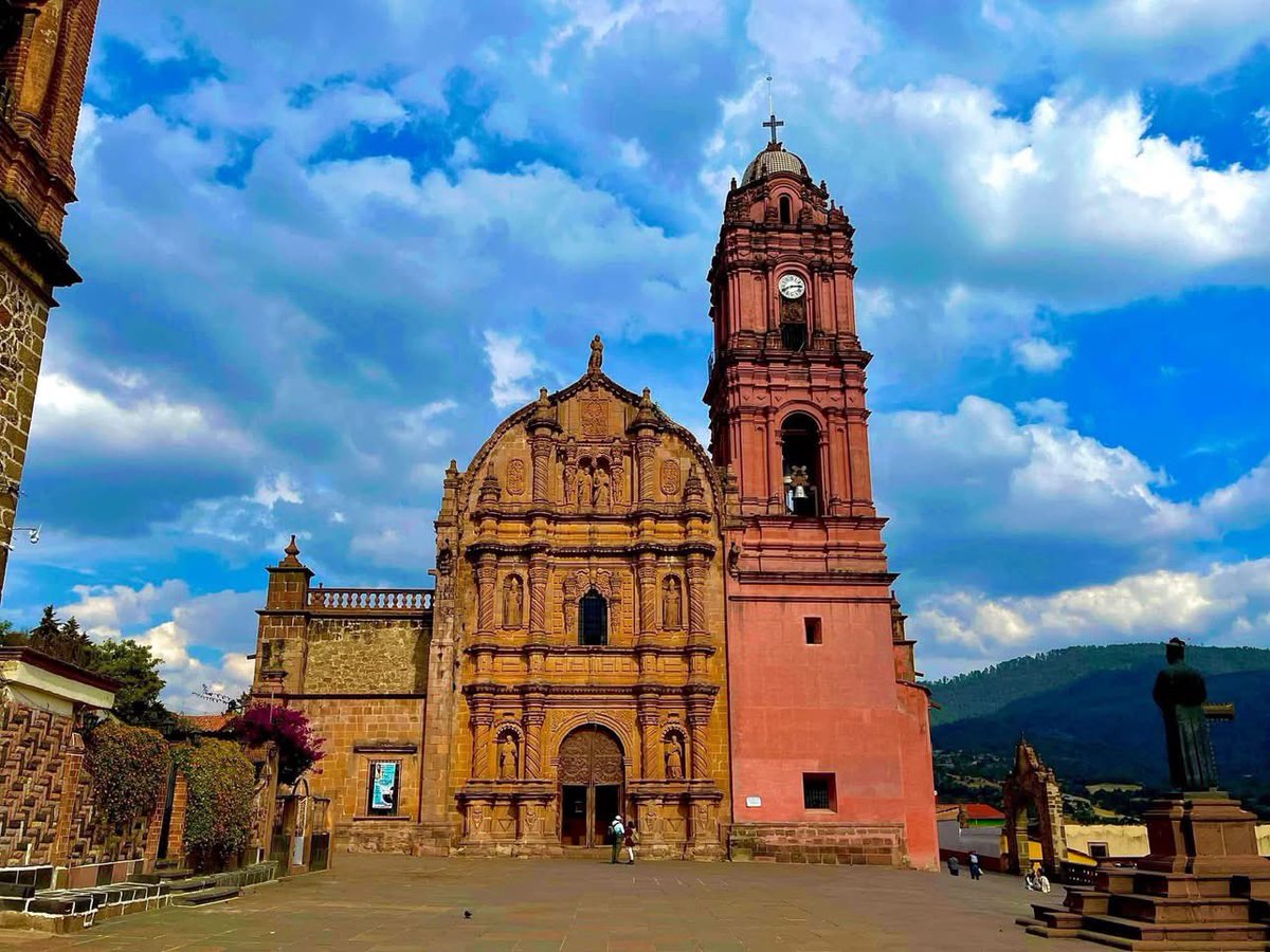 SECTUR_mx's tweet photo. Tlalpujahua, #Michoacán, conmemora su 21 aniversario como Pueblo Mágico, un destino donde la historia, la tradición y el talento artesanal brillan durante todo el año. 🎄🧡

Conocido como el pueblo donde la Navidad nunca termina, aquí las manos artesanas transforman el vidrio en hermosas esferas que llegan a distintos rincones del mundo, mientras sus calles empedradas, el Santuario del Carmen y el legado minero de Dos Estrellas hacen de cada visita una experiencia inolvidable. Como parte del #PlanMichoacán, seguimos impulsando el turismo comunitario, fortaleciendo la economía local y preservando las tradiciones que hacen de México un destino único. 🙌🏼🤩

¡Ven a celebrar su magia y descubre por qué Tlalpujahua sigue conquistando los corazones de todo México! 🎊