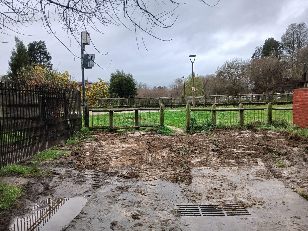 jdelrio70's tweet photo. @essbio manda a un contratista a hacer "exploración" en busca de una cañería y me deja la entrada de la casa totalmente sucia.
No es un trabajo encargado por mí ni recibí aviso alguno de que se ejecutarían esos trabajos.
¿Cómo responderá la sanitaria? https://t.co/8zV95g8pbr