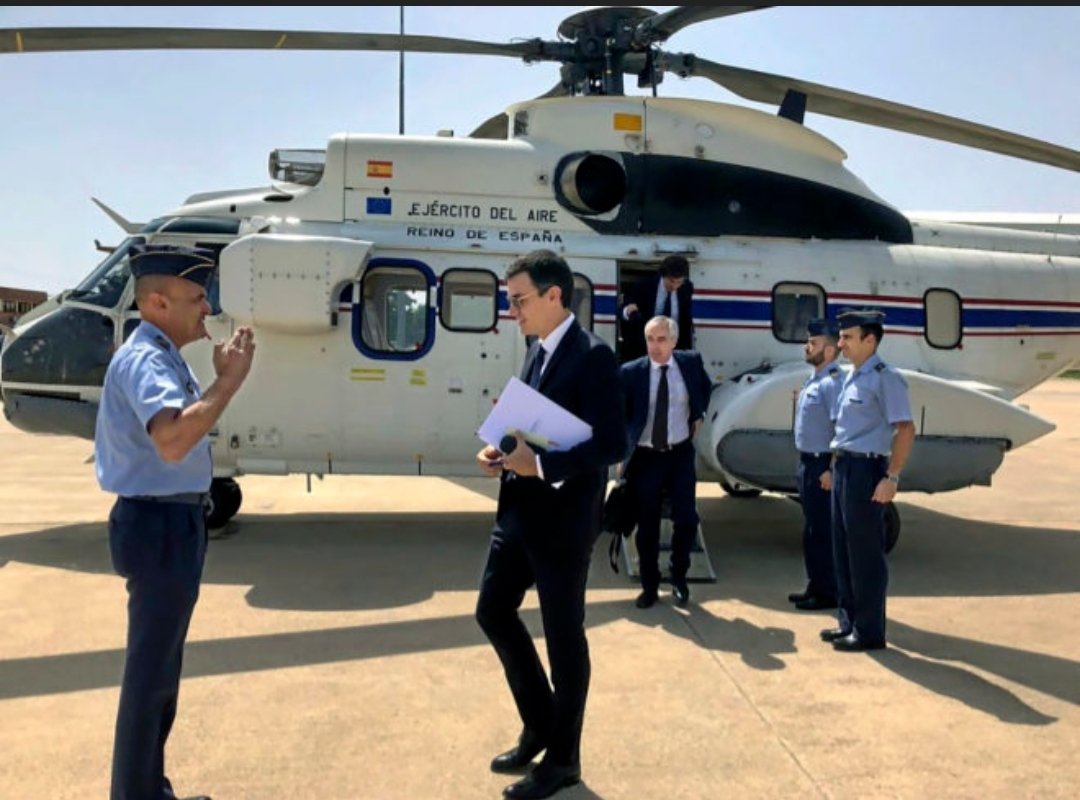 Saltacharcos1's tweet photo. @mitecogob @Moran_Fernandez En España hay 5 AVIONES FALCON y 9 HELICÓPTEROS (3 AS332 Super Puma y 6 AS532 Cougar), destinados al transporte de AUTORIDADES, para que puedan hacer "sus cositas".

🔥Para APAGAR FUEGOS sólo 7 de los 14  Hidroaviones Canadáir y 0 de los 19 helicópteros Kamov.

PRIORIDADES.
🙄 https://t.co/j4n97nJs8j
