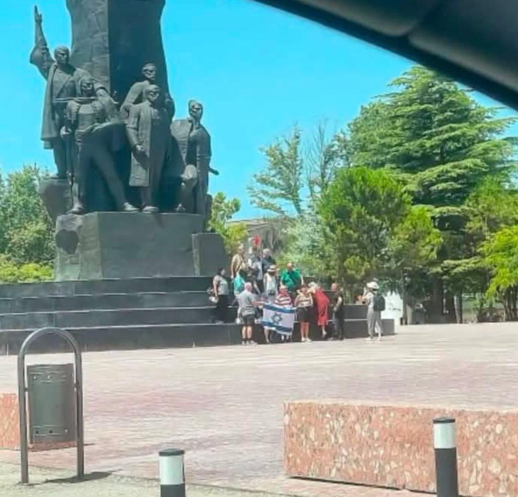 FilteredZero's tweet photo. 🇮🇱 Jewish tourists in Vlorë, 🇦🇱Albania, taking photos with the Israeli flag at Albania's Independence Monument.

Albania has seen a noticeable increase in Israeli tourism in recent years, while Tirana's small Jewish community has also been growing.

Is this simply a tourist photo, or is it a provocation?