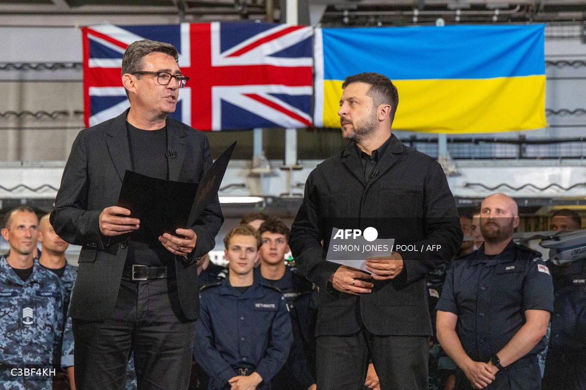 TReporta's tweet photo. El primer ministro británico, el laborista Andy Burnham, anunció el  lunes el intercambio con Ucrania de la propiedad intelectual de un  sistema de interferencia electrónica destinado a frustrar las defensas  aéreas rusas, durante la visita al país de Volodimir Zelenski.

El presidente ucraniano es el primer dirigente extranjero en ser recibido por Burnham, quien asumió el cargo hace una semana.

Esta visita tiene lugar en la víspera del viaje de Zelenski a  Washington, donde se reunirá con su homólogo estadounidense, Donald  Trump, más de cuatro años después del inicio de la guerra entre Rusia y  Ucrania.

Reino Unido, uno de los principales apoyos de Ucrania, ha  movilizado unos 25.000 millones de libras (33.500 millones de dólares)  desde el inicio del conflicto con Rusia en 2022.

Burnham y Zelenski se reunieron en una base naval de Portsmouth, en  la costa sur de Inglaterra, donde pudieron conversar con militares  ucranianos y británicos que participaban en un ejercicio de lucha contra  las minas marinas, con el fin de preparar futuras misiones en el mar  Negro.

"Volodimir, usted es el primer dirigente que recibo personalmente  desde que asumí el cargo, y no es una casualidad", dijo el líder  laborista al mandatario ucraniano, añadiendo que quería enviar "un  mensaje muy claro".

"Estamos al lado de Ucrania al 100%, personalmente estoy a su lado  al 100%, y cumpliré plenamente todos los compromisos asumidos por este  país con Ucrania", declaró Burnham.

El primer ministro británico anunció que su país compartirá con  Ucrania la propiedad intelectual de un nuevo sistema de interferencia  electrónica denominado "Stone Cloak" (Capa de Piedra), capaz de  dificultar la detección y el ataque contra drones por parte de las  defensas aéreas rusas.

Este intercambio permitirá a Kiev "producir a gran escala" este  sistema, en un momento en que Ucrania busca mantener su ventaja  tecnológica en la guerra de drones frente a Moscú.

En la práctica, permitirá que los drones "alcancen sus objetivos y salven vidas ucranianas", afirmó Burnham.

Esta visita supone el primer compromiso diplomático importante del  líder laborista, tras una primera semana en el poder centrada en asuntos  internos.

"Estoy agradecido a Reino Unido por la decisión tomada de  proporcionar a Ucrania tecnologías de guerra electrónica para proteger  los drones ucranianos", dijo Zelenski.

El mandatario ucraniano declaró la semana pasada que quiere  "revitalizar la diplomacia", tras mantener conversaciones con enviados  estadounidenses.

La guerra emprendida por Israel y Estados Unidos contra Irán desde  el 28 de febrero ha complicado los esfuerzos de mediación dirigidos por  Washington, así como el suministro de armamento.

Ucrania reclama especialmente más misiles Patriot, de fabricación  estadounidense, muy eficaces para interceptar misiles balísticos rusos,  pero después de semanas de guerra en Oriente Medio, las reservas son  limitadas.
Fuente: AFP