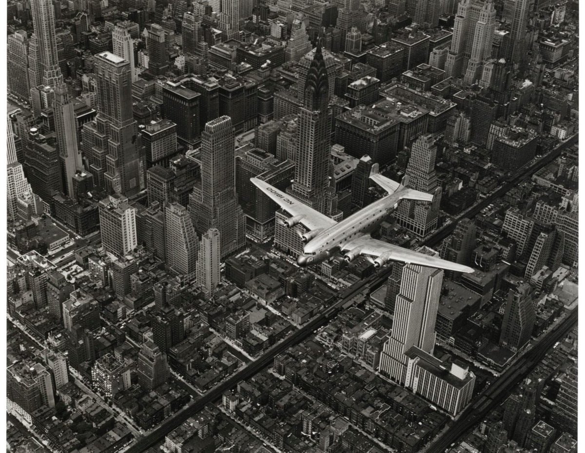 stjohnsphoto's tweet photo. Margaret Bourke-White #photography 
DC-4 Flying Over New York City, 1939 https://t.co/NxhONRomZC