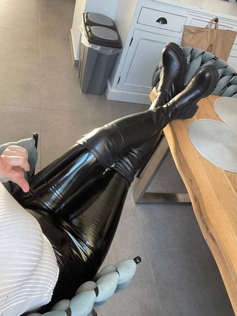 princessLexy29's tweet photo. Schau dir an wie eng diese Stiefel sind, an meinen eleganten Waden interessiert! 🤭

So majestätisch und elegant, dass du keine andere Wahl hast als mir zu gehorchen! 🧎🏻😝 https://t.co/oLyADi1lVg