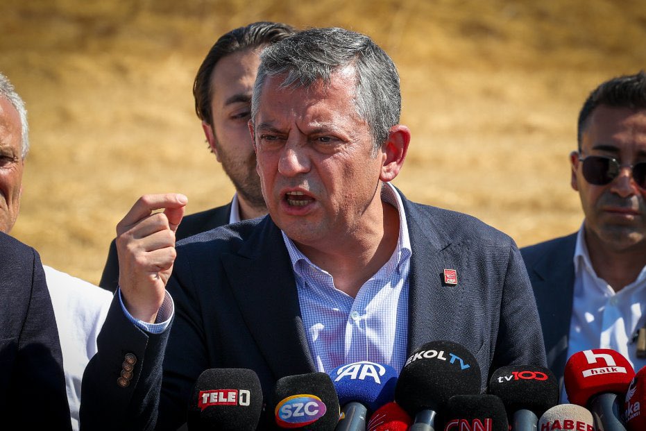 solcugazete60's tweet photo. Özgür Özel: (YENİ Parti’ye yapılacak bağışlar hk.) 

"Hiç paramız yok, bütün para butlanda kaldı. Biz buraya tam takır kuru bakır geldik.” https://t.co/XQNylOURcx
