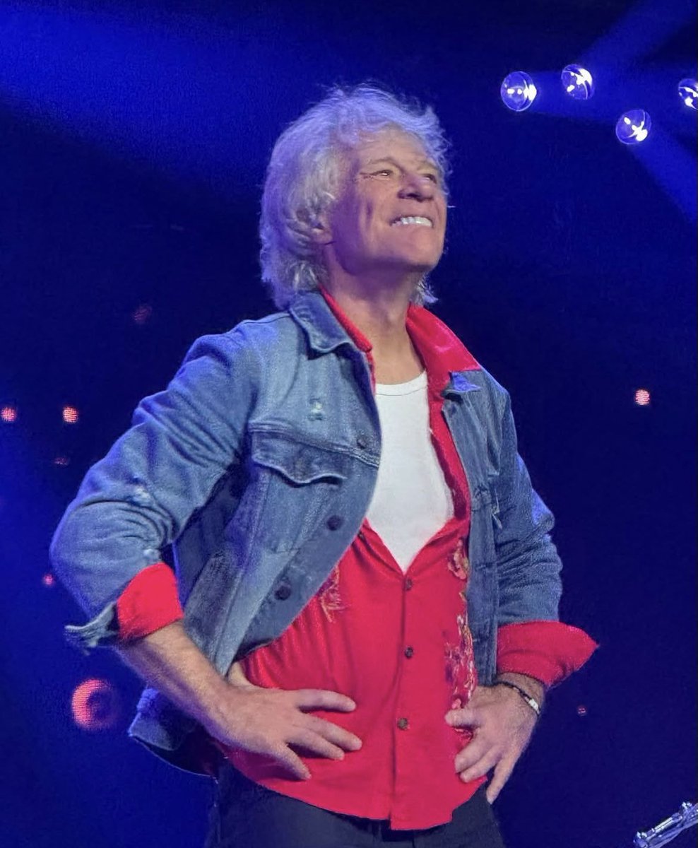 JoviUpdates's tweet photo. .@jonbonjovi and @springsteen on stage together at Madison Square Garden #BonJovi #BruceSpringsteen
Credit: mlikeme3.0 on IG https://t.co/TqZXEjKxZj