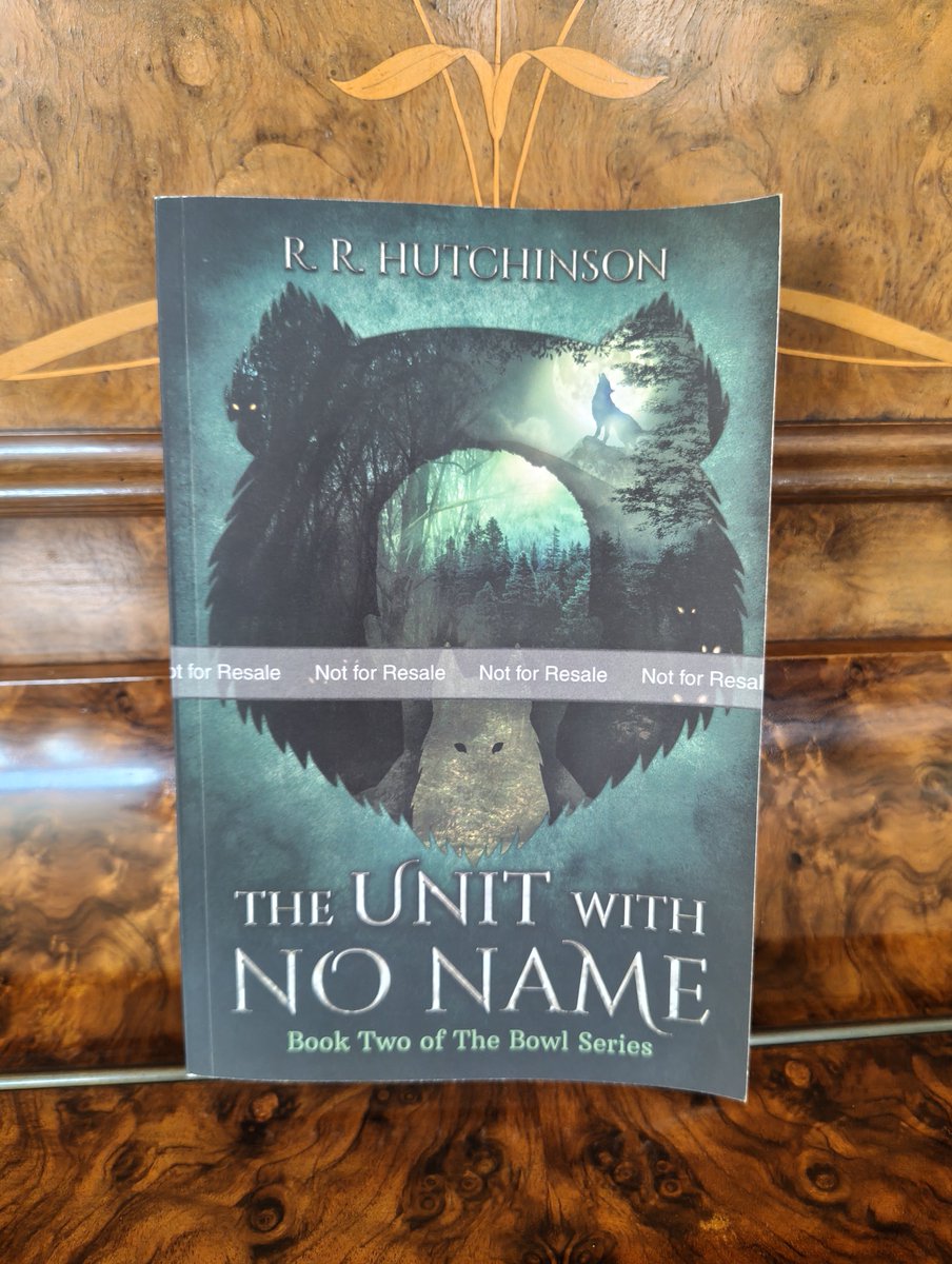 R_R_Hutchinson's tweet photo. Look at this gorgeous cover! It can be yours if you just buy The Unit With No Name - and as a special bonus feature, it won't have the grey strip around the middle 😉 https://t.co/VQDXl3nGl9