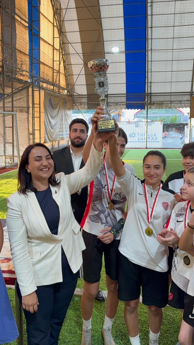istanbuldadeva's tweet photo. ⚽ Dördüncü ve son durağımız Dora Futbol Akademisi oldu.

Genel Merkez Kadın Politikaları Başkanımız Sn. Zeynep SUDAN başkanlığında;

▪️ Genel Başkan Yardımcımız Sn. Büşra SAKINMAZ
▪️ İstanbul İl Başkanımız Sn. Ali Hakan AĞAOĞLU
▪️ İstanbul İl Kadın Çalışmaları Başkanımız Sn. Zeliha AKSOY
▪️ Esenyurt İlçe Başkanımız Sn. Ömer KARAHAN
▪️ Genel Merkez Kadın Politikaları Başkan Yardımcımız Sn. Melis KANDEMİR

il ve ilçe yönetimlerimizle birlikte, Dora Futbol Akademisi tarafından düzenlenen kız futbol turnuvasını takip ederek genç sporcularımızın heyecanına ortak oldular.

Müsabakanın ardından turnuvaya katılan tüm sporculara plaketleri, turnuvayı kazanan takıma ise kupası takdim edildi.

Genç kızlarımızın spora teşvik edilmesine katkı sunan, centilmenliğin ve takım ruhunun en güzel örneklerinin sergilendiği bu anlamlı organizasyon dolayısıyla Dora Futbol Akademisi yönetimine, antrenörlerine ve emeği geçen herkese teşekkür ediyor; tüm sporcularımızı azim ve başarılarından dolayı gönülden kutluyoruz. 🏆⚽🌸