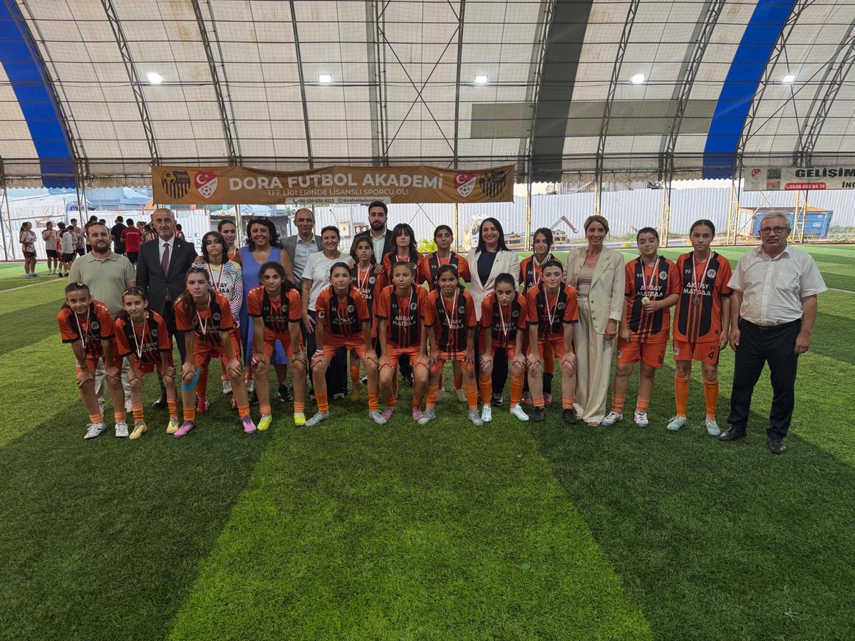 istanbuldadeva's tweet photo. ⚽ Dördüncü ve son durağımız Dora Futbol Akademisi oldu.

Genel Merkez Kadın Politikaları Başkanımız Sn. Zeynep SUDAN başkanlığında;

▪️ Genel Başkan Yardımcımız Sn. Büşra SAKINMAZ
▪️ İstanbul İl Başkanımız Sn. Ali Hakan AĞAOĞLU
▪️ İstanbul İl Kadın Çalışmaları Başkanımız Sn. Zeliha AKSOY
▪️ Esenyurt İlçe Başkanımız Sn. Ömer KARAHAN
▪️ Genel Merkez Kadın Politikaları Başkan Yardımcımız Sn. Melis KANDEMİR

il ve ilçe yönetimlerimizle birlikte, Dora Futbol Akademisi tarafından düzenlenen kız futbol turnuvasını takip ederek genç sporcularımızın heyecanına ortak oldular.

Müsabakanın ardından turnuvaya katılan tüm sporculara plaketleri, turnuvayı kazanan takıma ise kupası takdim edildi.

Genç kızlarımızın spora teşvik edilmesine katkı sunan, centilmenliğin ve takım ruhunun en güzel örneklerinin sergilendiği bu anlamlı organizasyon dolayısıyla Dora Futbol Akademisi yönetimine, antrenörlerine ve emeği geçen herkese teşekkür ediyor; tüm sporcularımızı azim ve başarılarından dolayı gönülden kutluyoruz. 🏆⚽🌸